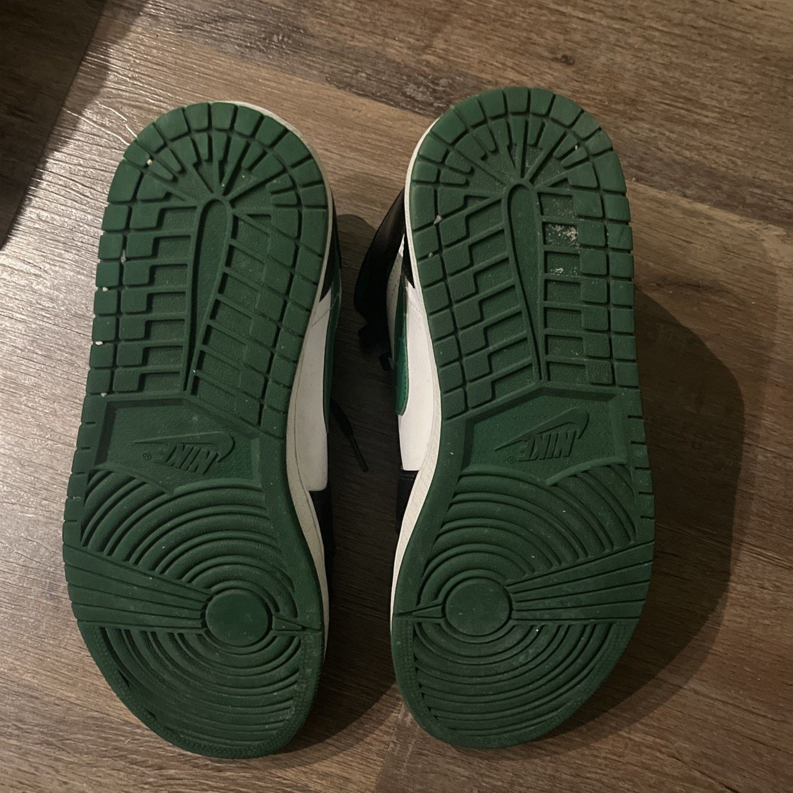 Jordan Brand × Nike Air Jordan 1 Mid Green Toe Mens Size 11 Pine Green Size US 10 / EU 43 - 5 Thumbnail