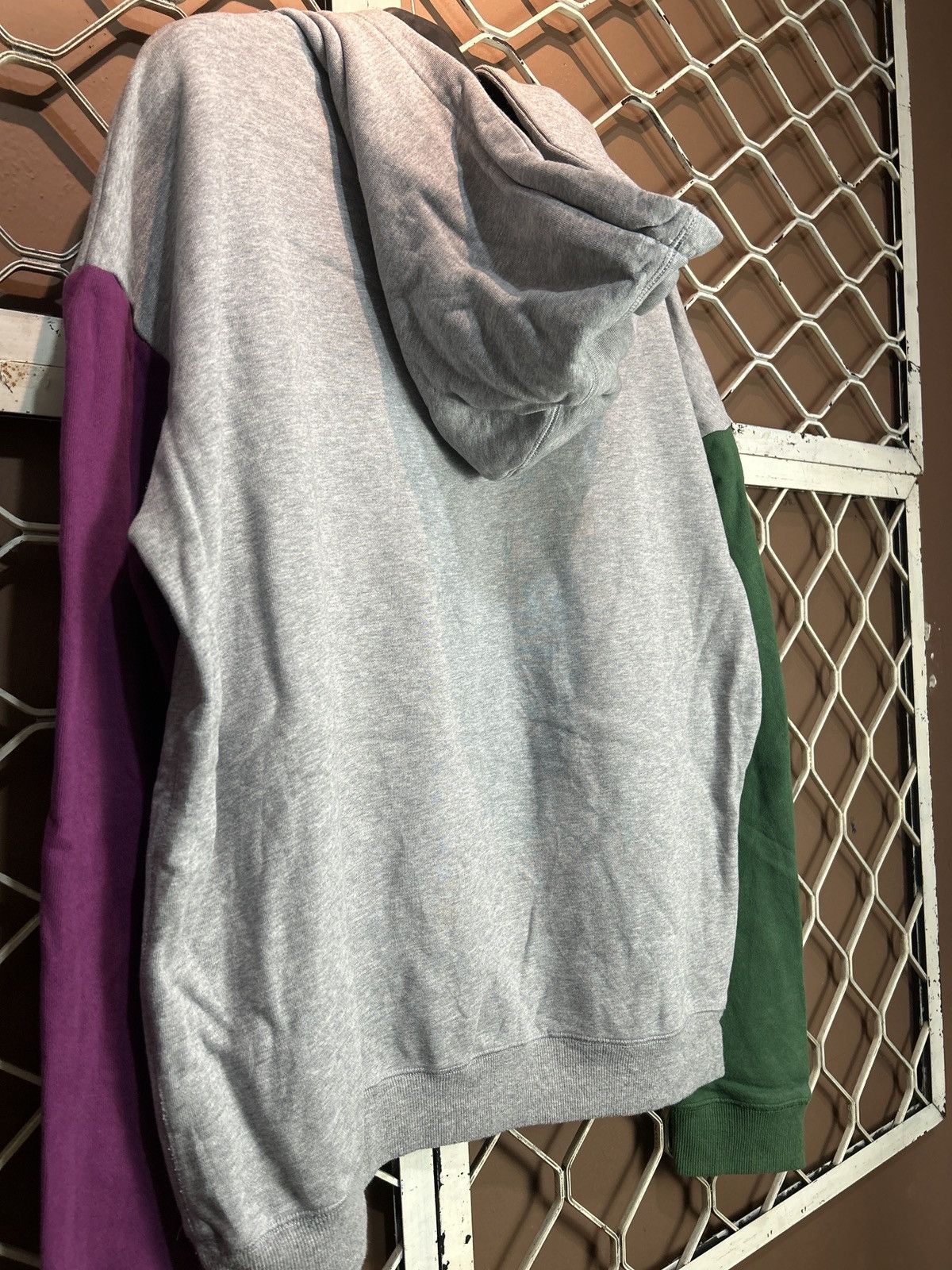 Pleasures Pleasures split color hoodie Size US M / EU 48-50 / 2 - 6 Thumbnail