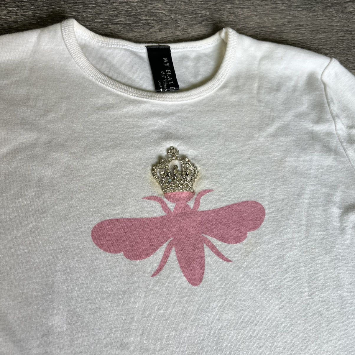 Vintage Vintage Y2K My Flat in London Queen Bee Crown Longsleeve Tee Size M / US 6-8 / IT 42-44 - 3 Thumbnail