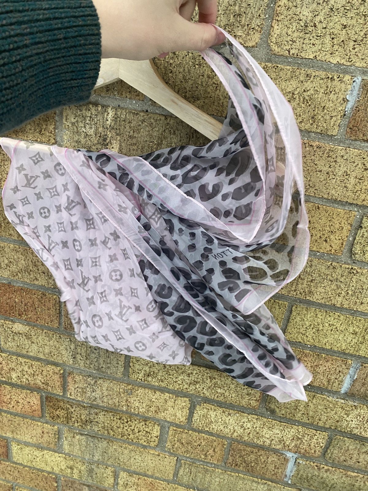 Louis Vuitton Pink 100% Silk Louis Vuitton Monogram Scarf Size ONE SIZE - 7 Thumbnail