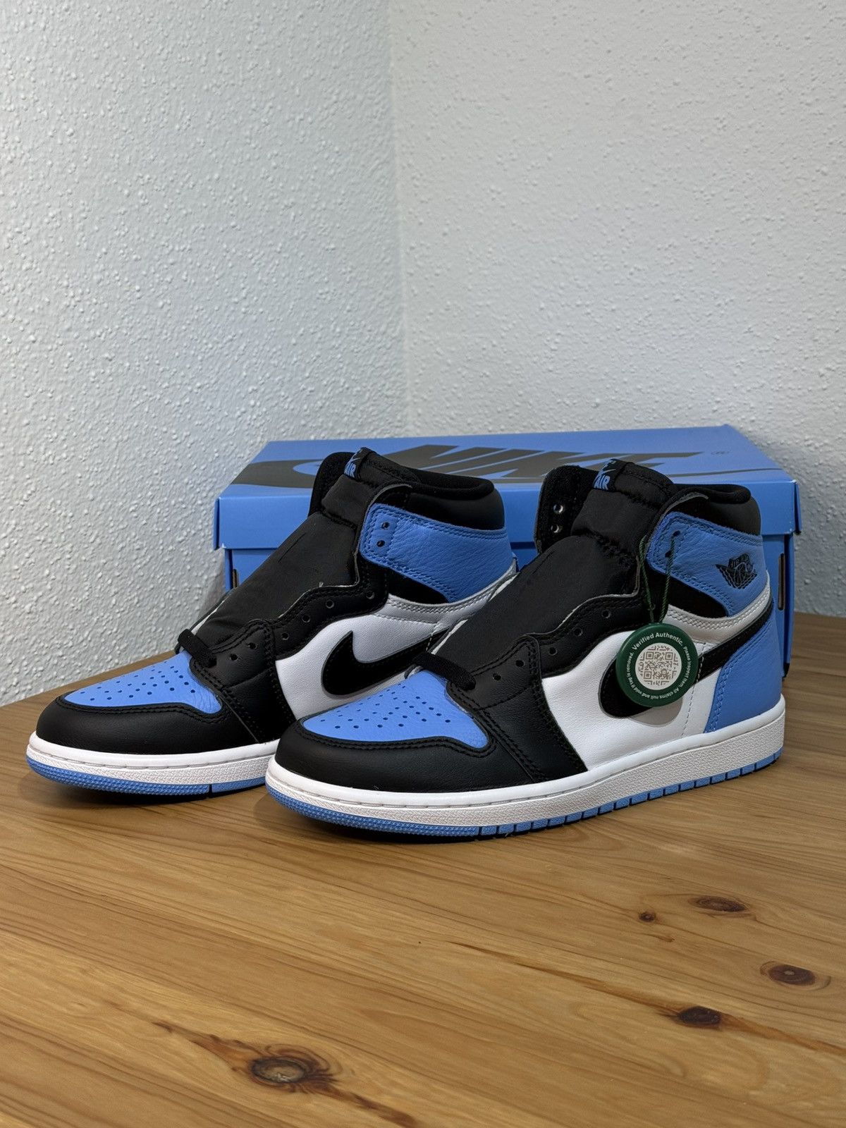 Jordan Brand × Nike Nike Air Jordan 1 Retro High OG UNC Toe size 6 Men/8 Woman Size US 6 / EU 39 - 1 Thumbnail