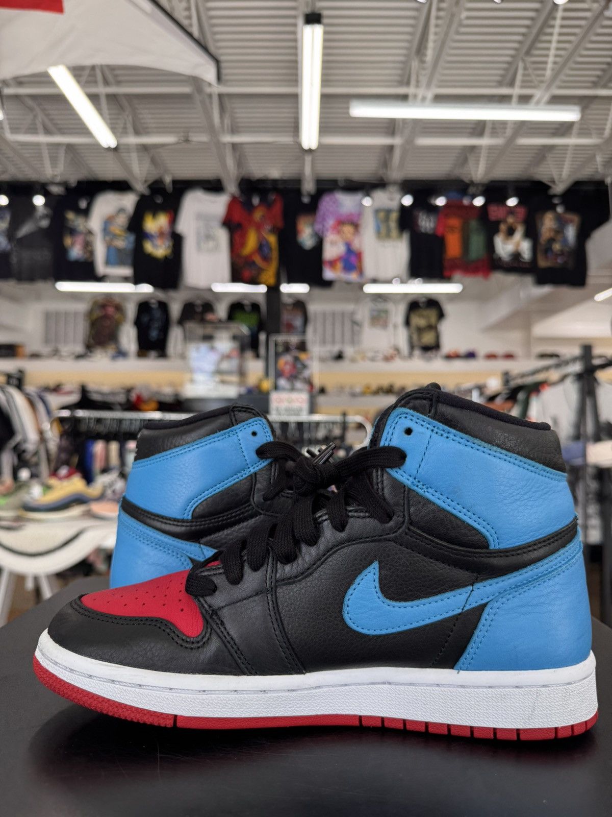 Jordan Brand Air Jordan 1 Retro High NC to Chi Size 6.5W/5M (2020) Size US 5 / EU 37 - 4 Thumbnail
