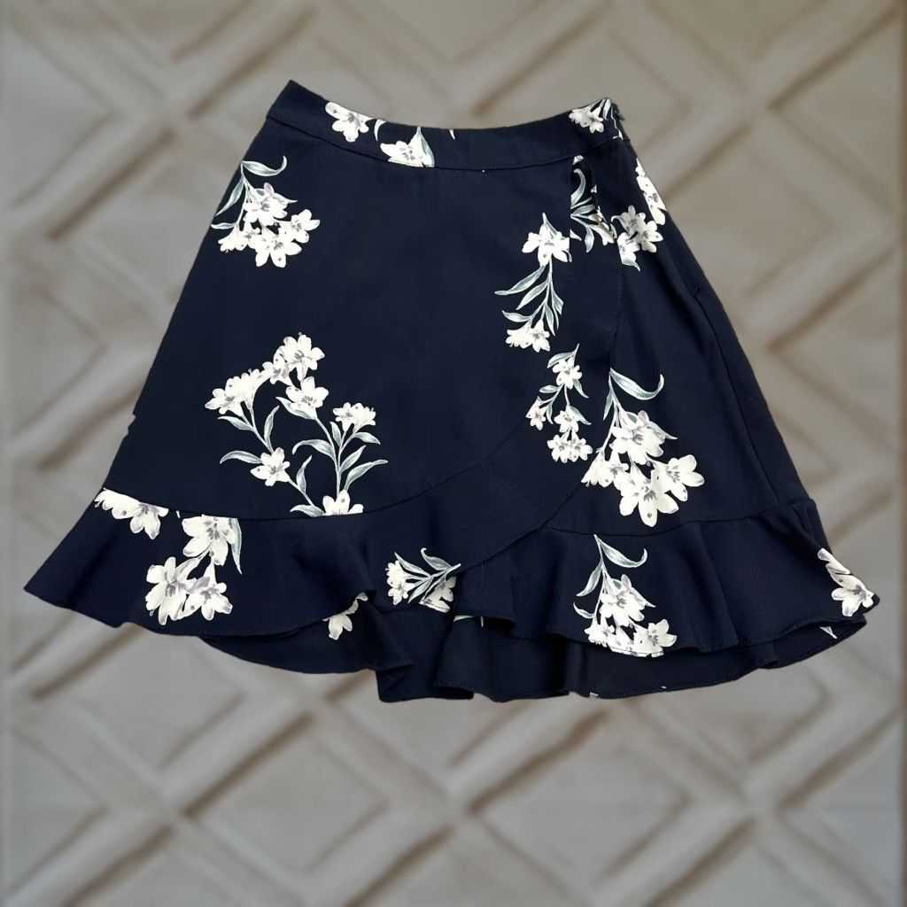 AQUA Aqua Bloomingdale's Skirt Women XS Blue Floral Wrapped Mini Ruffles Casual Size 26" / US 2 / IT 38 - 1 Thumbnail
