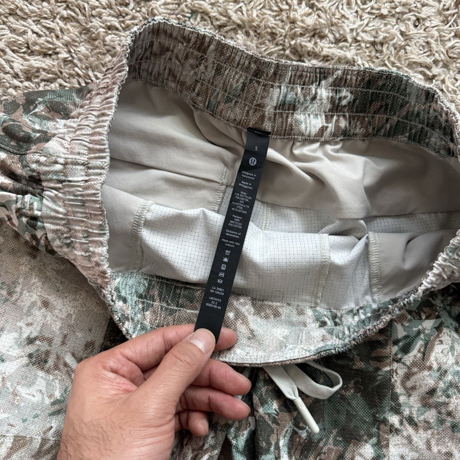 Lululemon LuluLemon Bowline Shorts 5” Inseam White Green Size Small Size US 30 / EU 46 - 6 Thumbnail