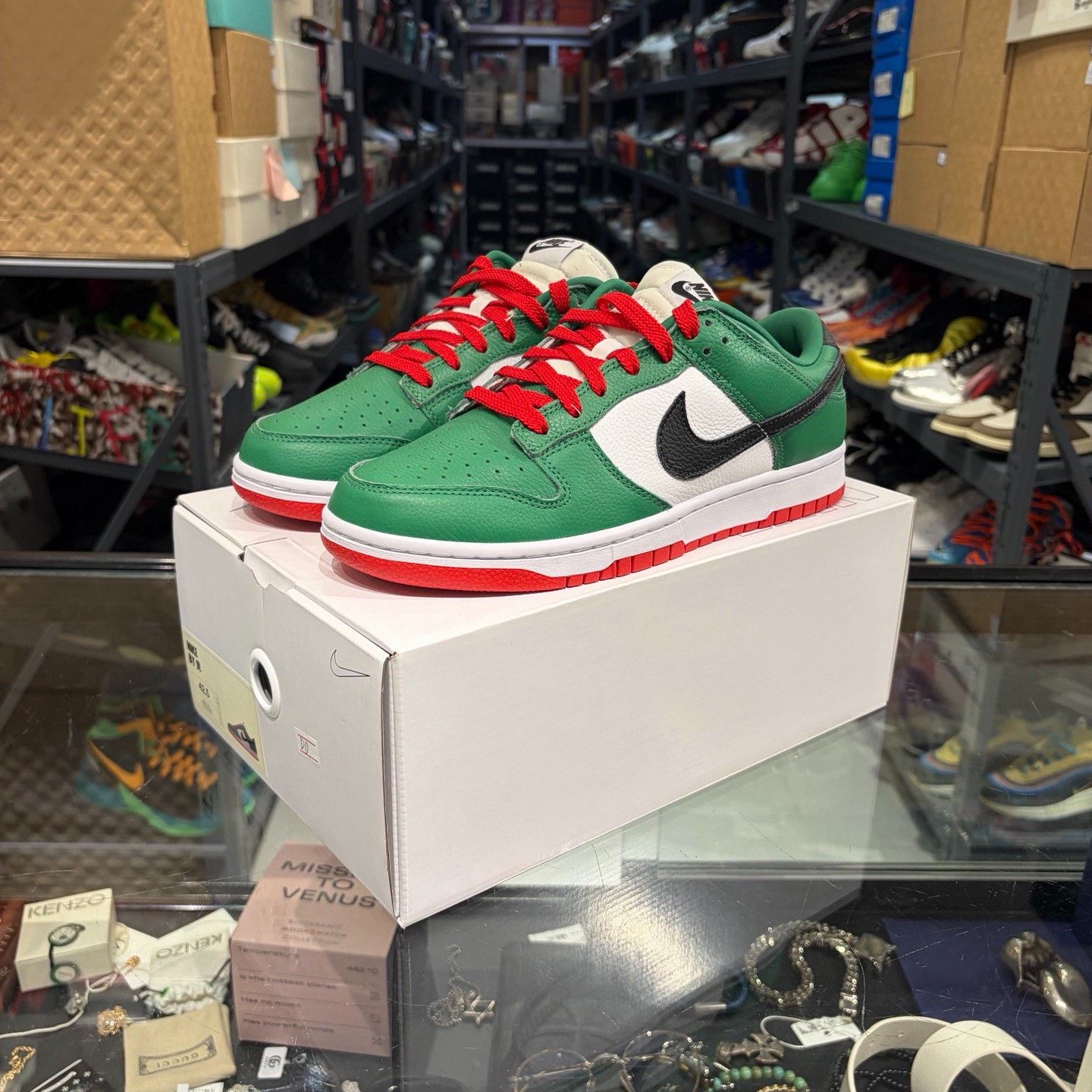 Nike Nike Lowtop Sneakers 9.5 Men Size US 9.5 / EU 42-43 - 1 Thumbnail