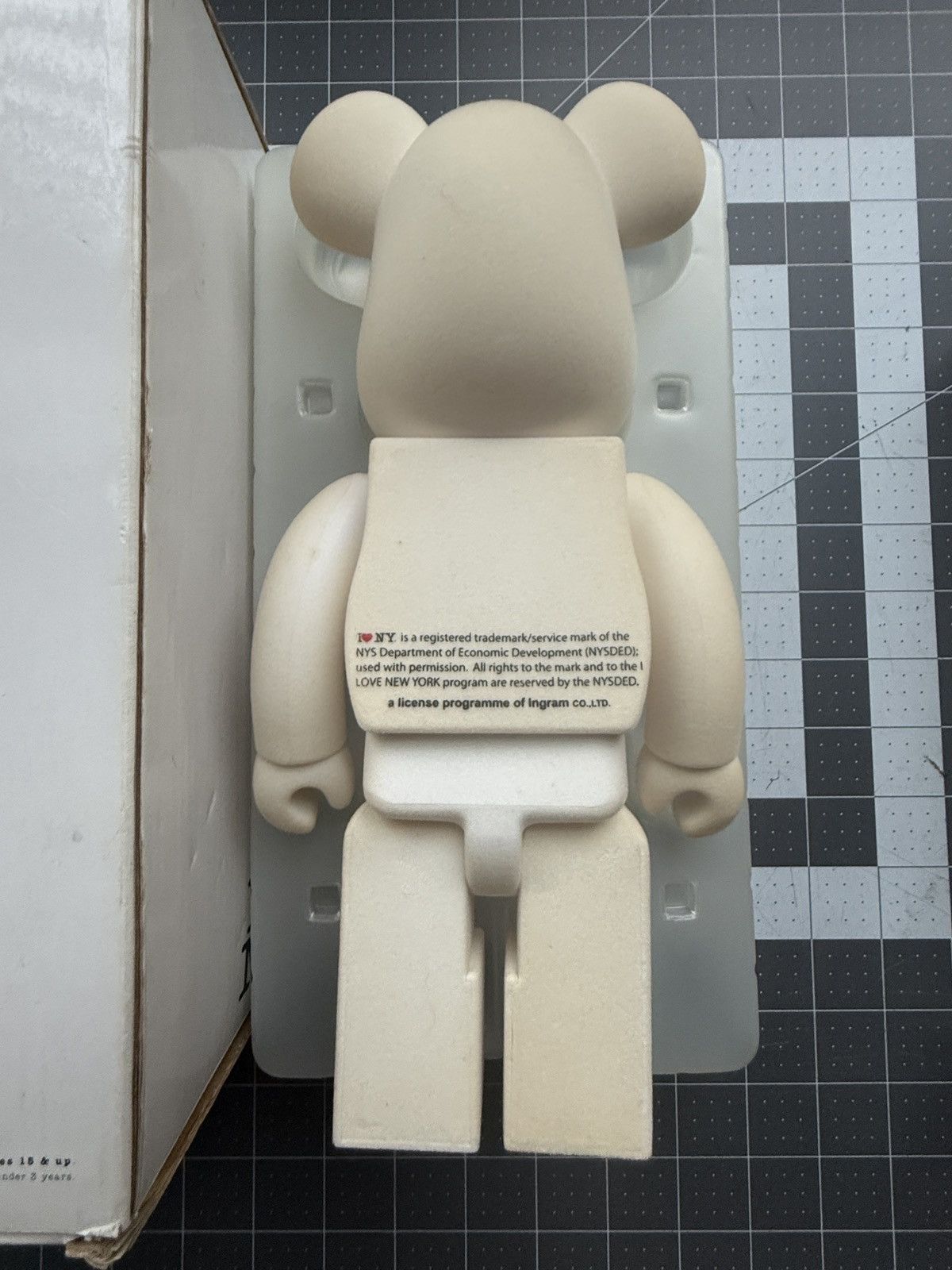 Medicom Toy 400% BEARBRICK I LOVE NY FLOCKY WHITE Size ONE SIZE - 6 Thumbnail