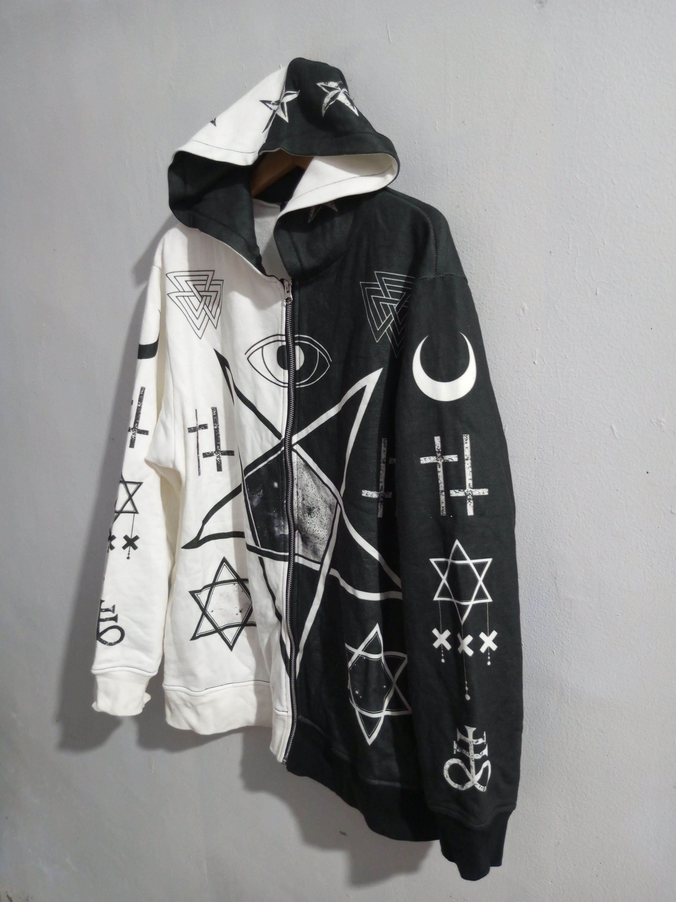 Japanese Brand Travas tokyo illuminati cross hoodie Size US L / EU 52-54 / 3 - 5 Thumbnail