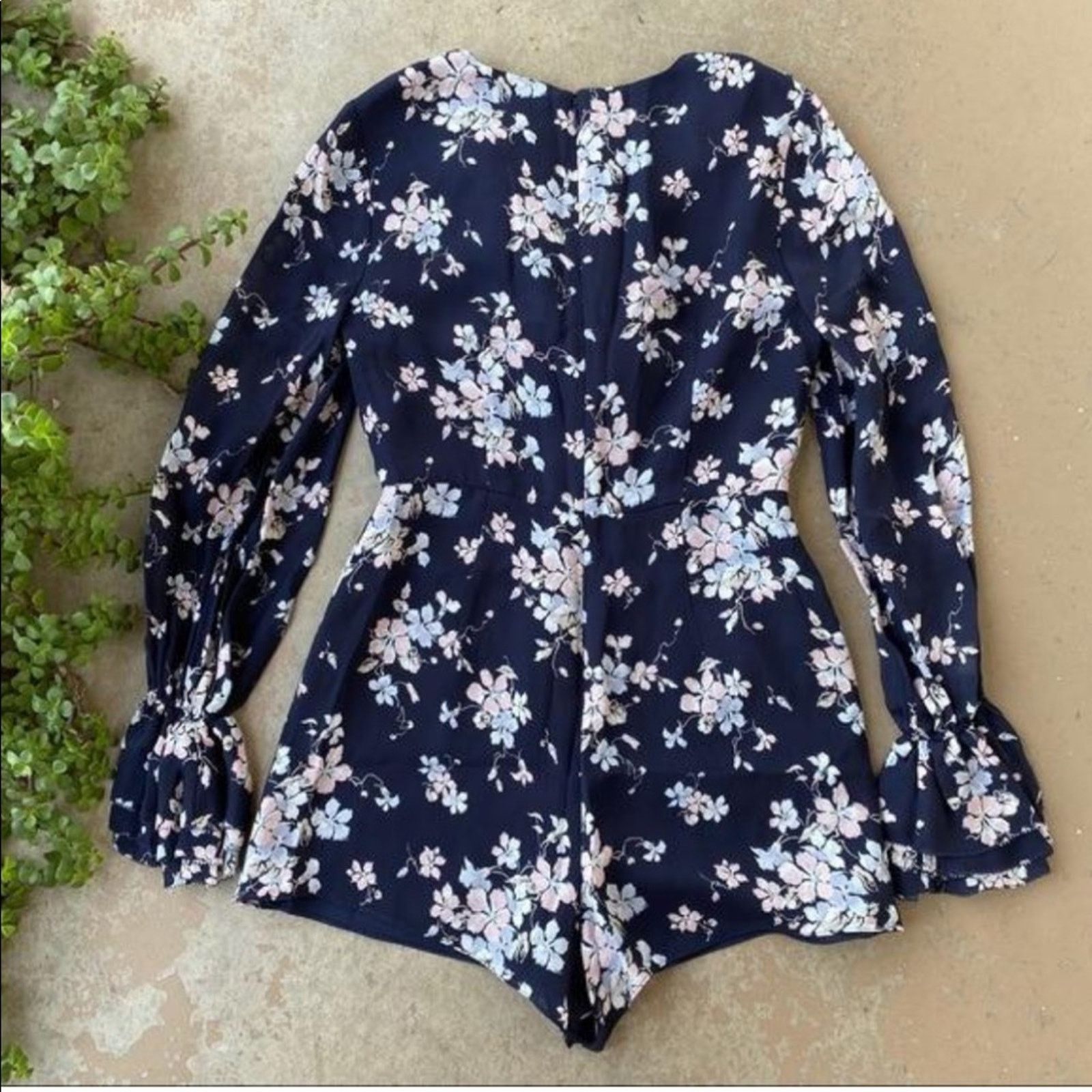 Nordstrom NEW INTERMIX Revolve Navy White Ruffle Shorts Floral Romper Size 27" / US 4 / IT 40 - 6 Thumbnail