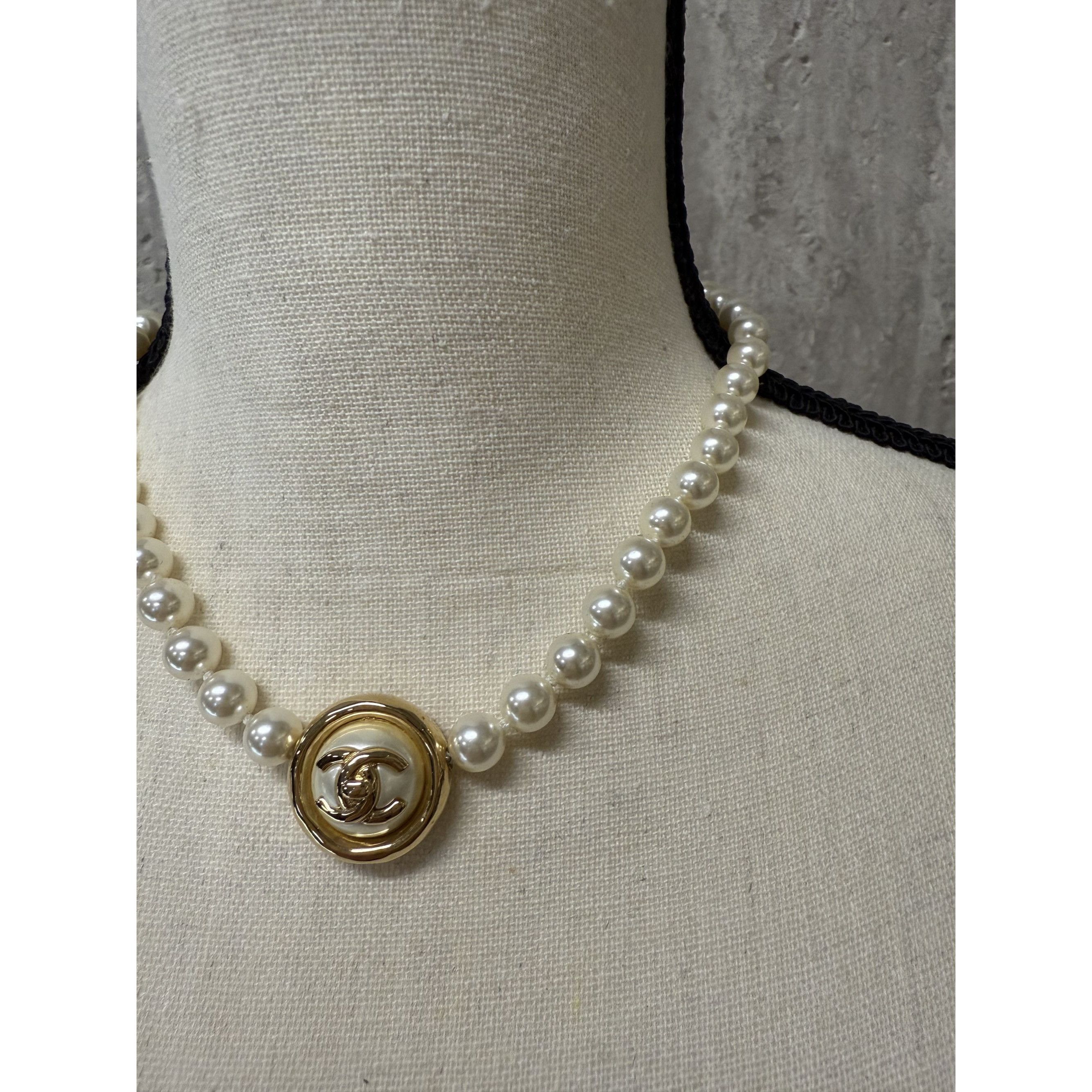Chanel Chanel Gold-Tone Pearl Necklace With CC Logo Pendant & Adjus Size ONE SIZE - 7 Thumbnail