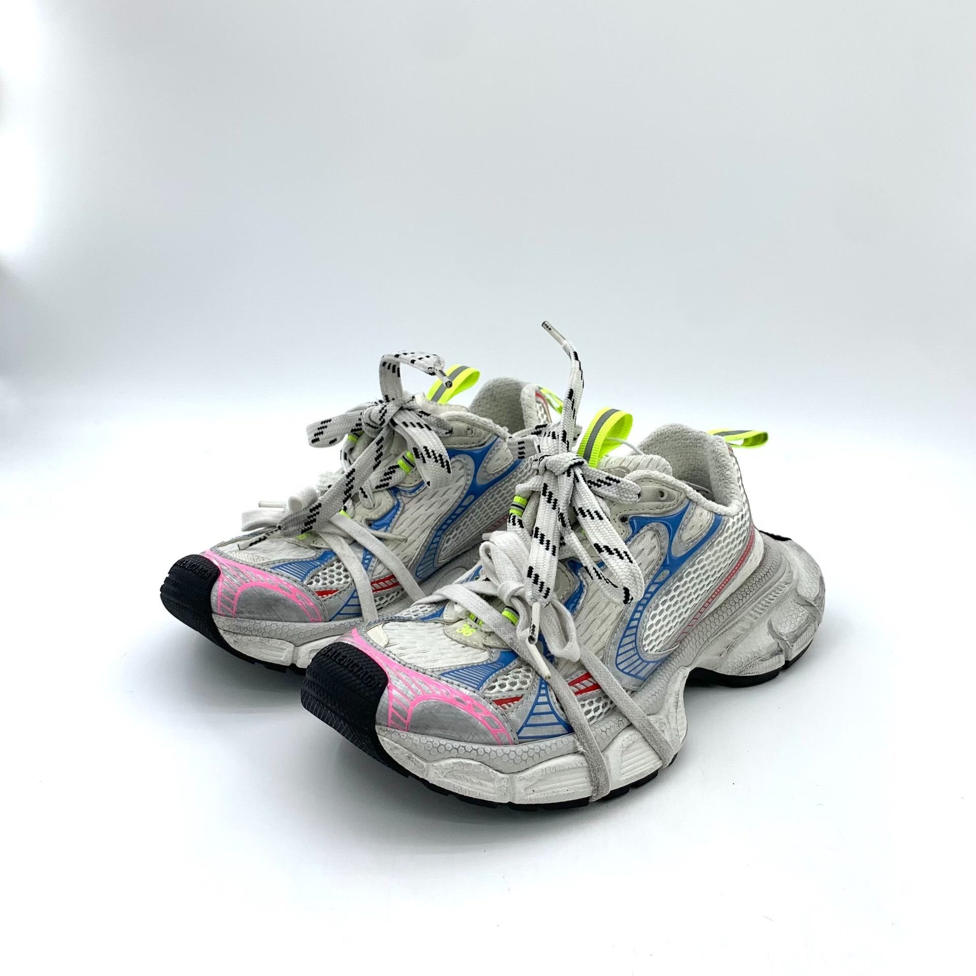Balenciaga Balenciaga White Lowtop Sneakers XXXL Women Size US 8 / IT 38 - 1 Thumbnail