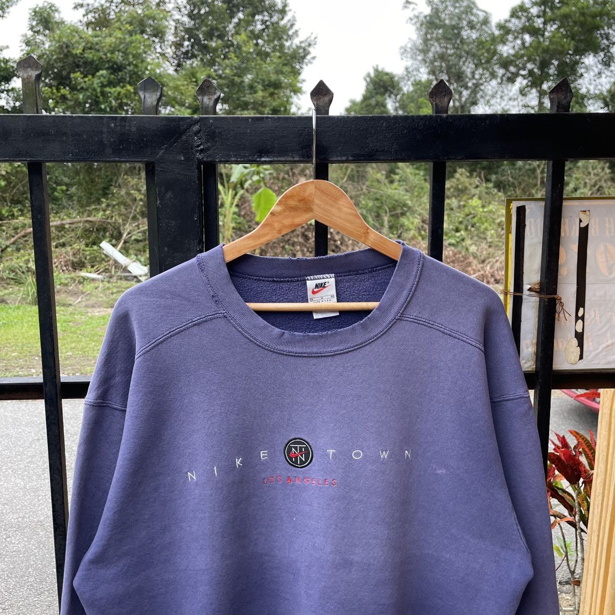 Nike 🔥Vintage 90s Nike Town Center Logo Distress Sweatshirts Size US M / EU 48-50 / 2 - 4 Thumbnail