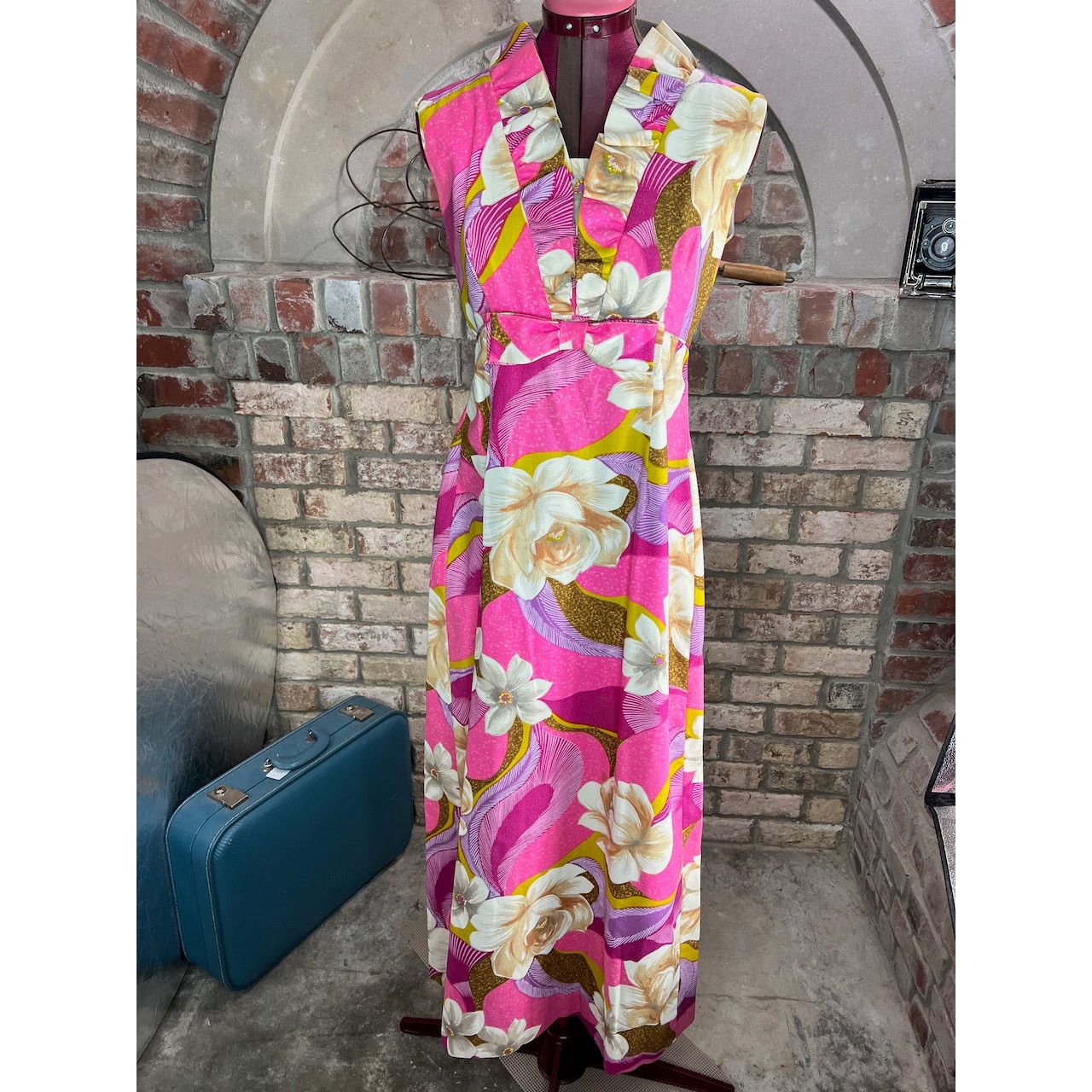 Vintage dress Hawaiian 1960s ruffle floral bright pink purple gold Size XS / US 0-2 / IT 36-38 - 1 Thumbnail