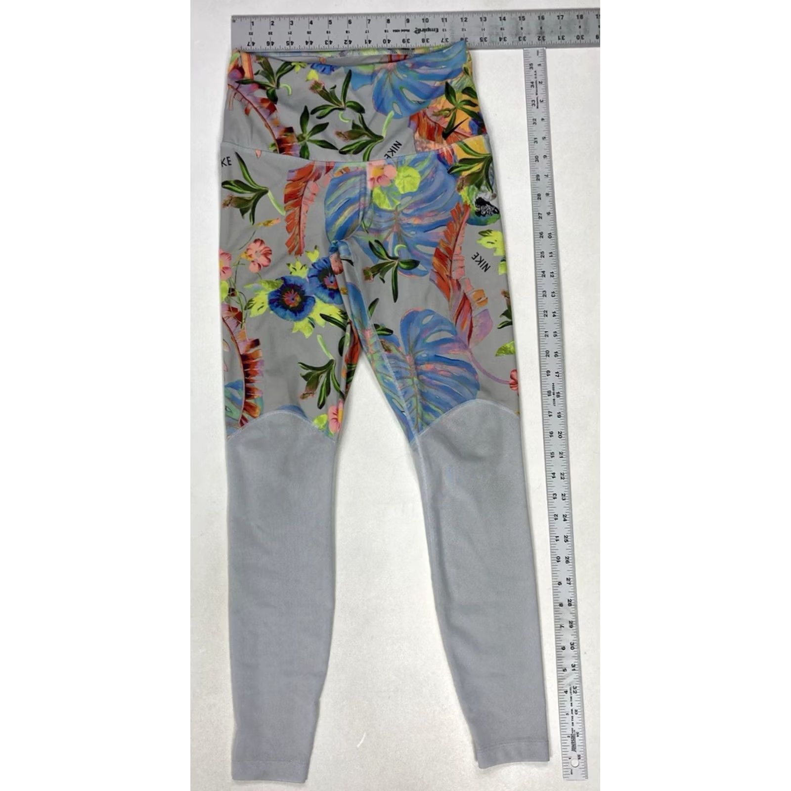 Nike VINTAGE Nike Power Floral Print 7/8 Training Leggings Women Small Gray AR0776 043 Size 28" / US 6 / IT 42 - 7 Thumbnail