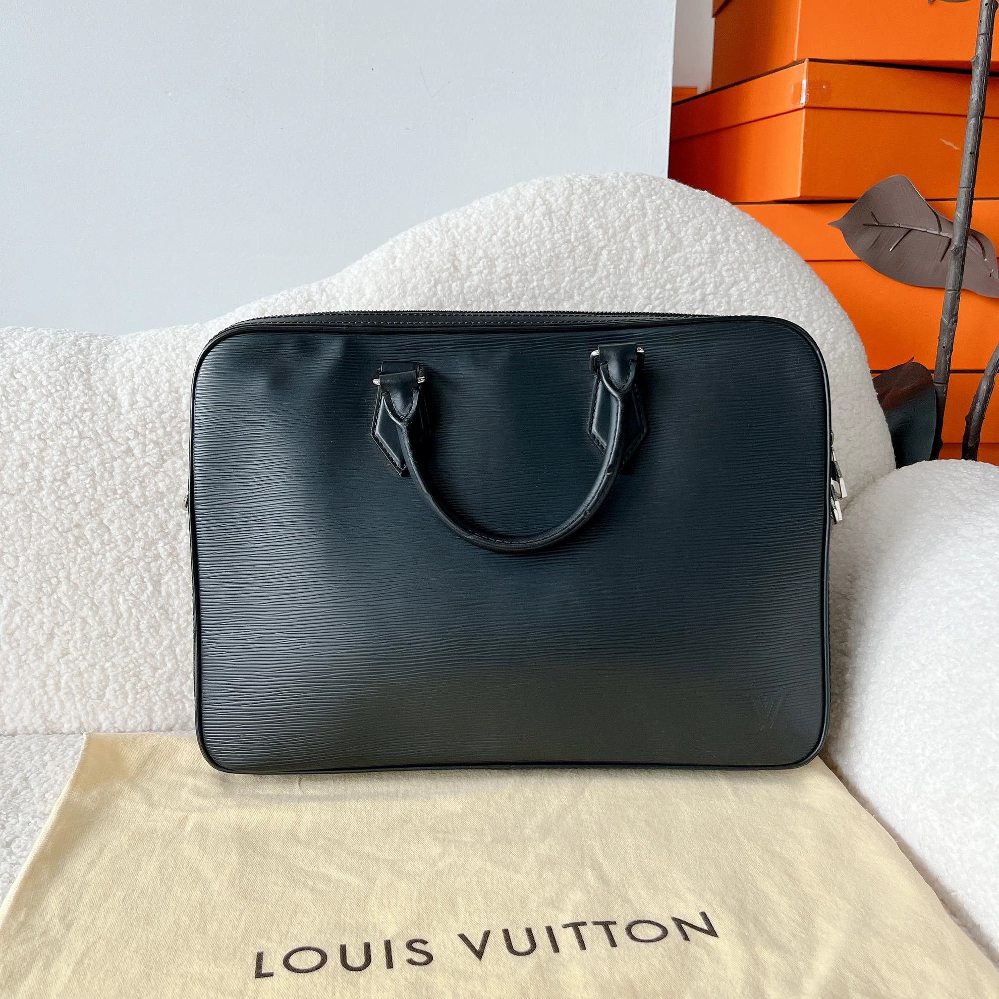 Louis Vuitton Louis Vuitton men's black Epi handbag 37.5x27x4.5 7606 Size ONE SIZE - 1 Thumbnail