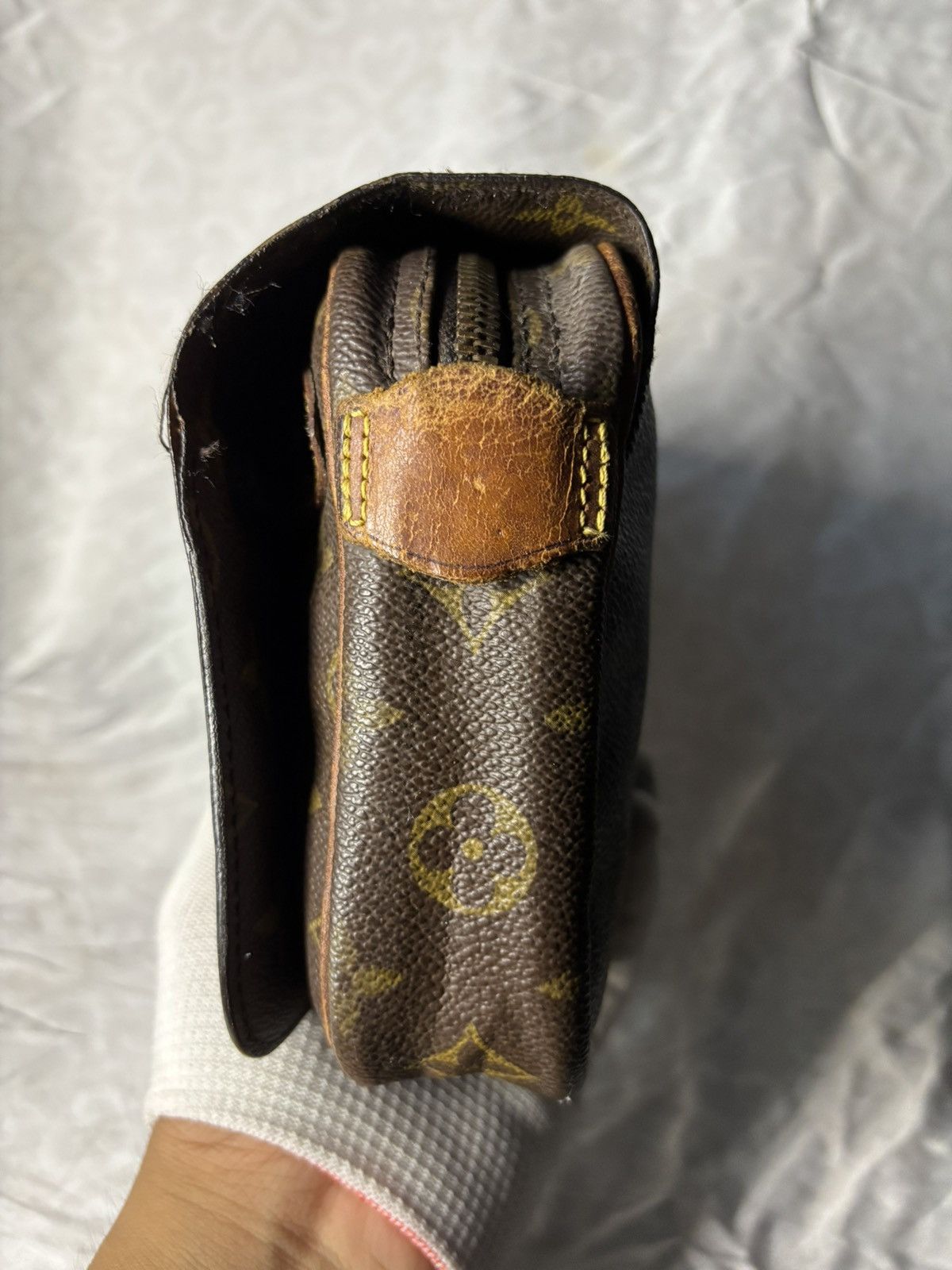 Louis Vuitton (very worn) Louis Vuitton Cluth Bag Vintage Size ONE SIZE - 5 Thumbnail