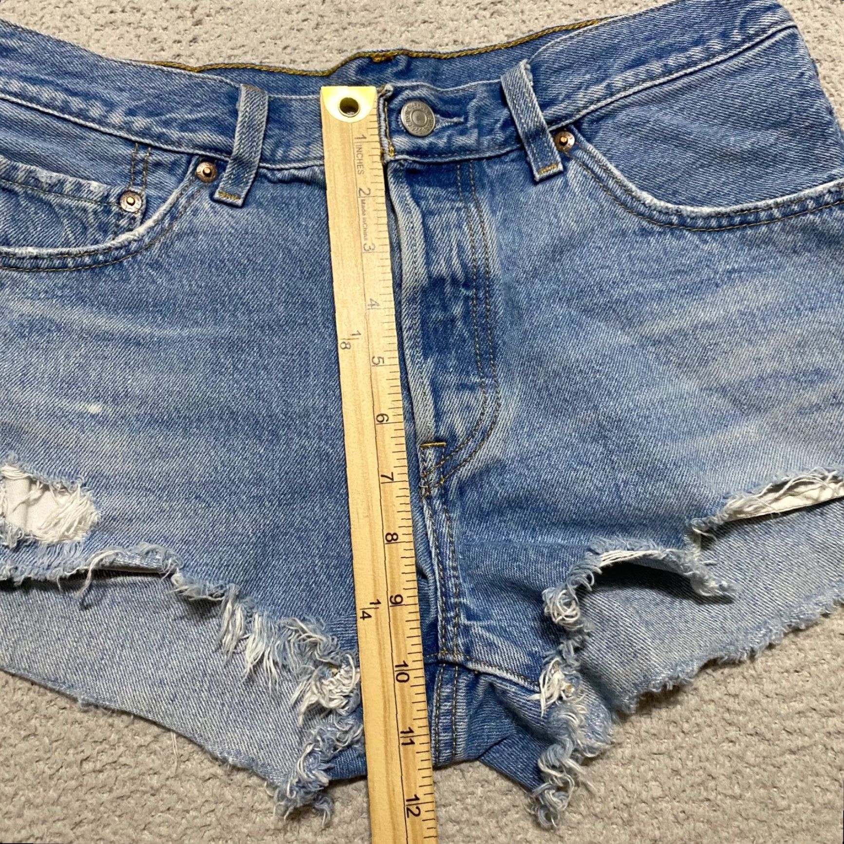Levi's Levi's 501 Womens Jeans Shorts Blue Denim Medium Wash Cut-Off Inseam 2" 28 in Inseam 2 in Size 28" / US 6 / IT 42 - 6 Thumbnail
