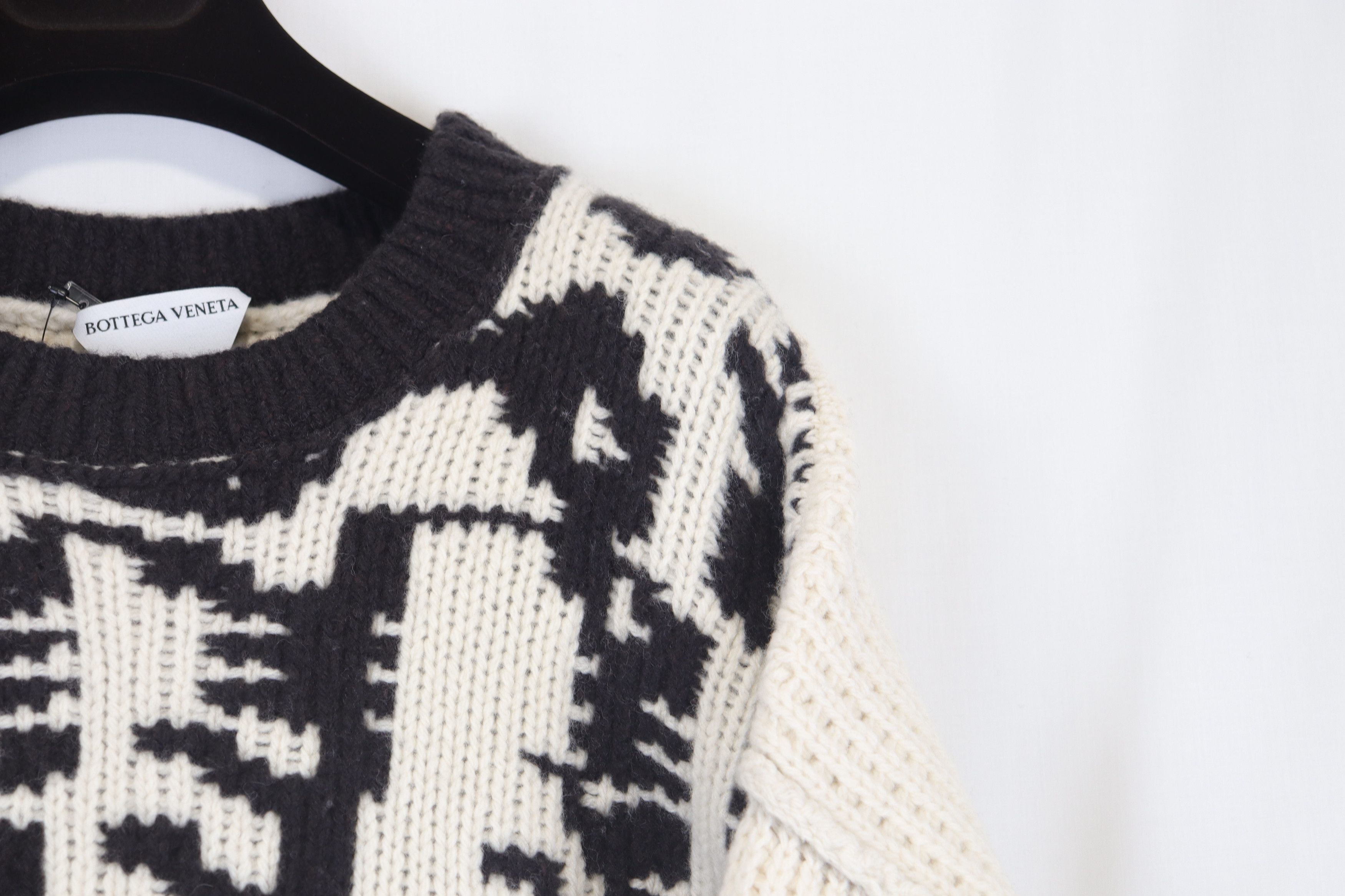 Bottega Veneta o1rshd11223 Logo Jacquard Sweater in Beige & Black Size US XXL / EU 58 / 5 - 8 Thumbnail