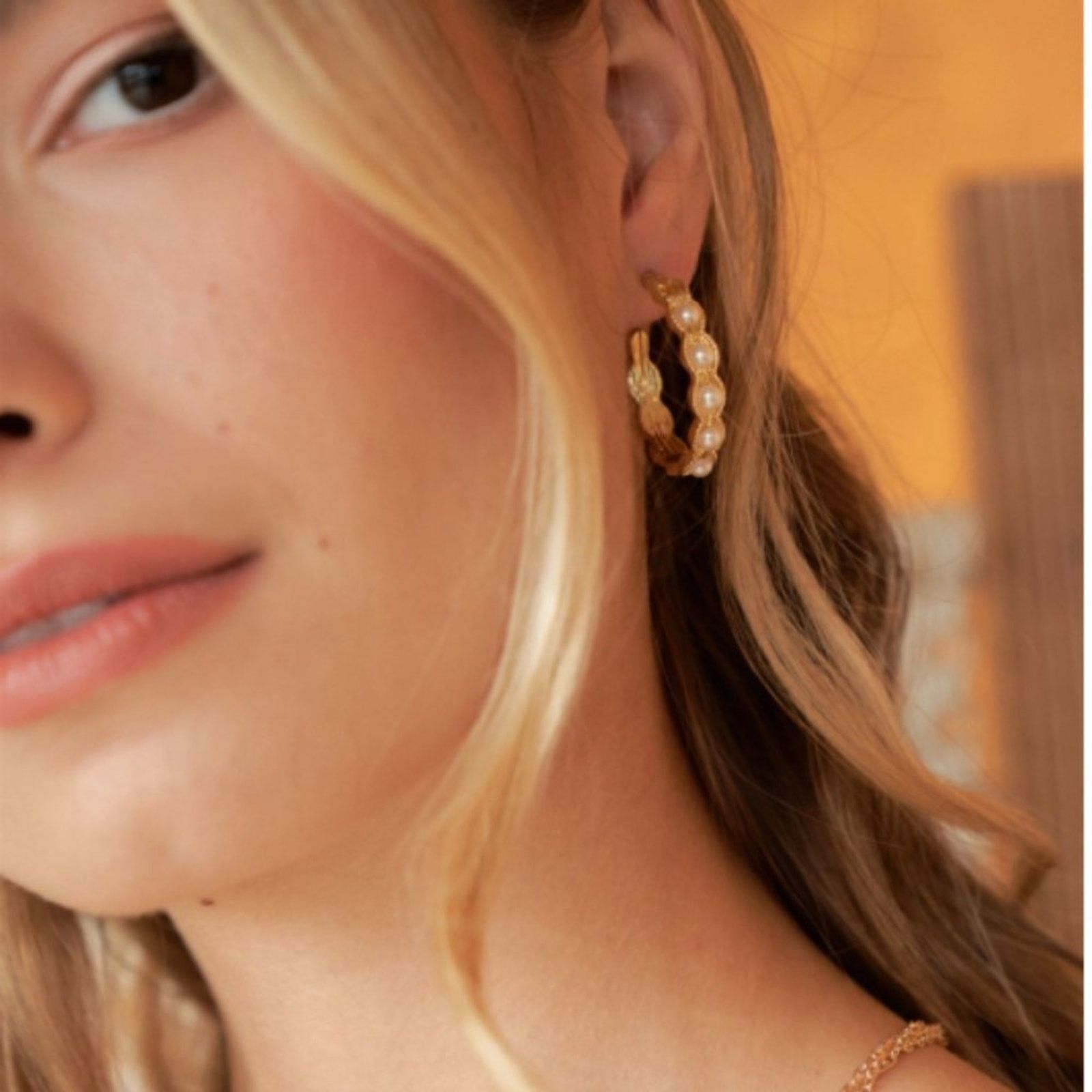 Other Elegant Gold Pearl Scalloped Hoop Earrings Size ONE SIZE - 3 Thumbnail