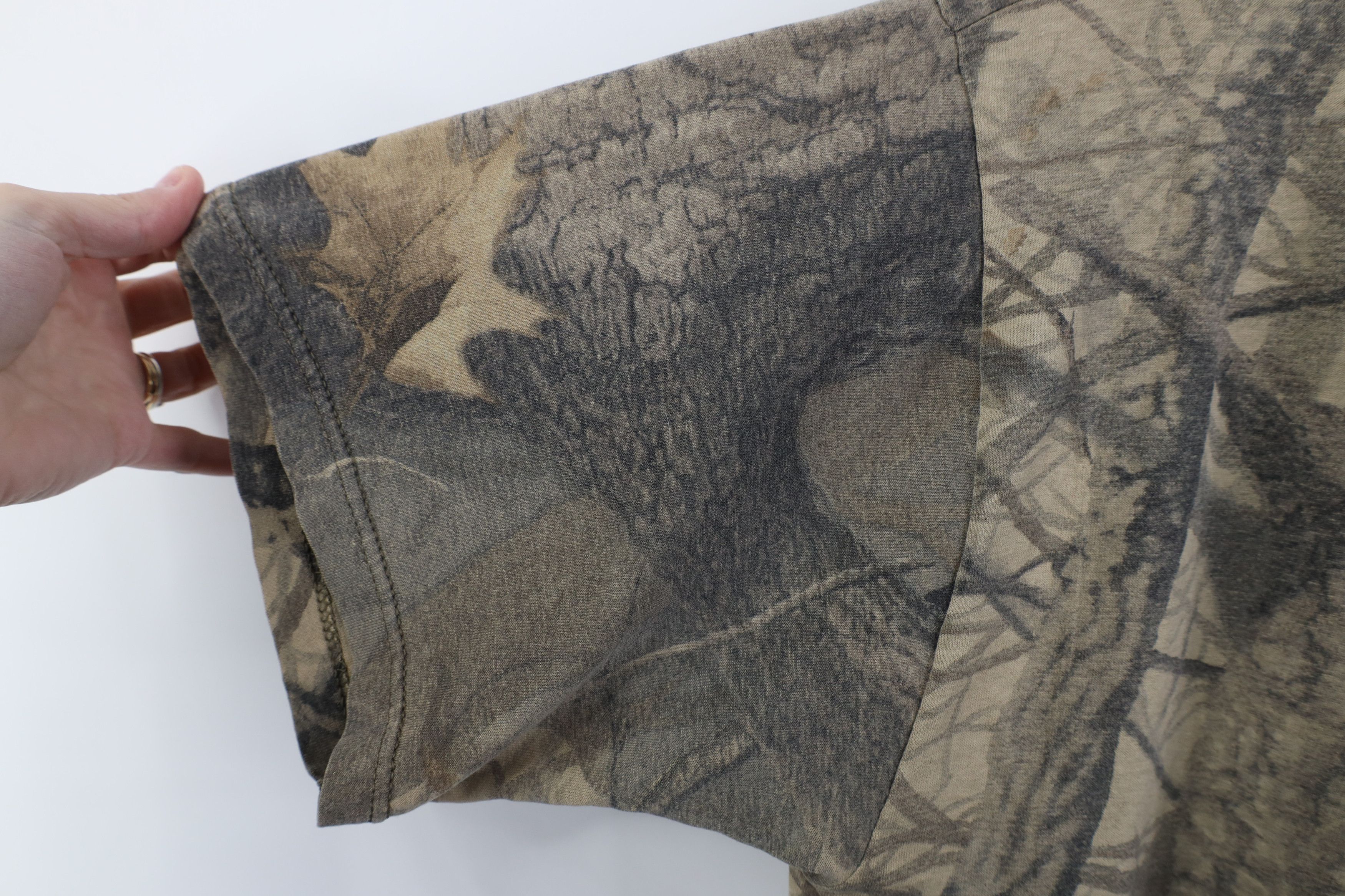 Vintage Vintage 90s Streetwear Realtree Camouflage Pocket T-Shirt Size US L / EU 52-54 / 3 - 10 Thumbnail