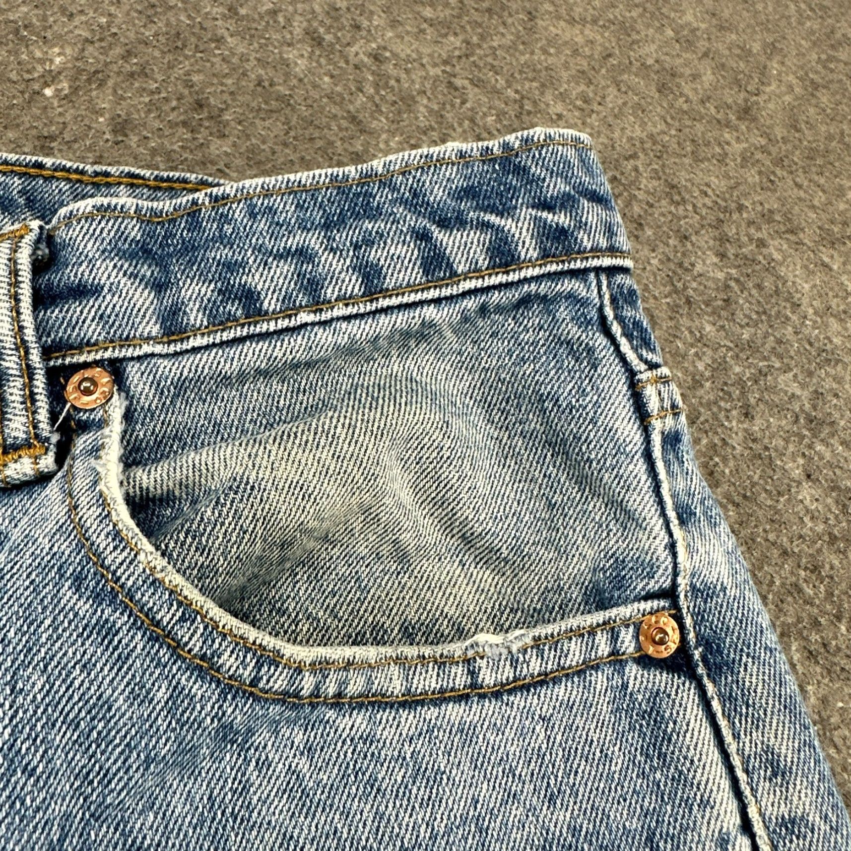 Levi's VINTAGE Levi's 505 Jeans Men 34x30 Blue Regular Straight Medium Wash Distressed 90s Size US 34 / EU 50 - 7 Thumbnail
