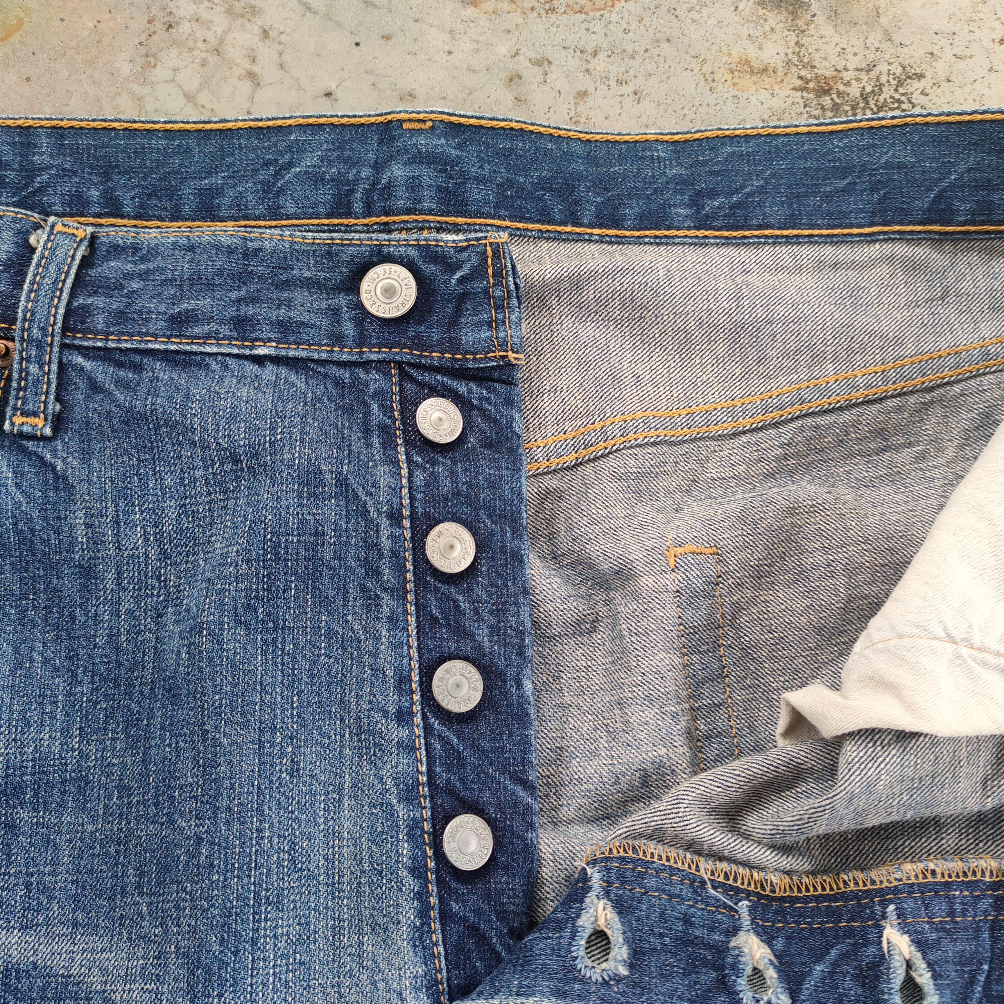 Levi's Vintage Clothing VINTAGE LEVI'S 501 FADED DISTRESSED JEAN DENIM PANTS Size US 37 - 6 Thumbnail
