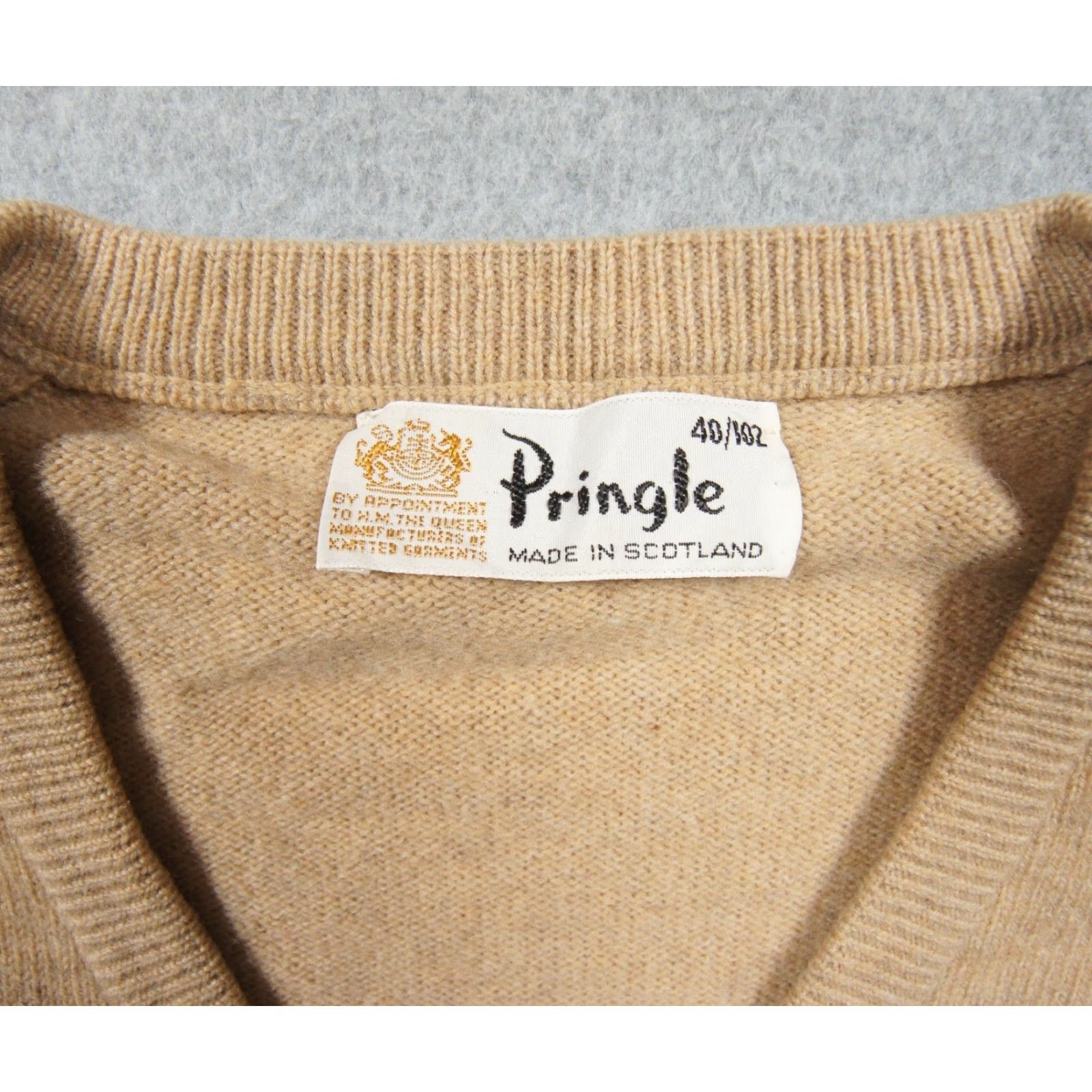 Vintage Vintage Pringle Sweater Mens 40/102 Beige Knit Vneck Pullover Abstract Preppy Size US M / EU 48-50 / 2 - 7 Thumbnail