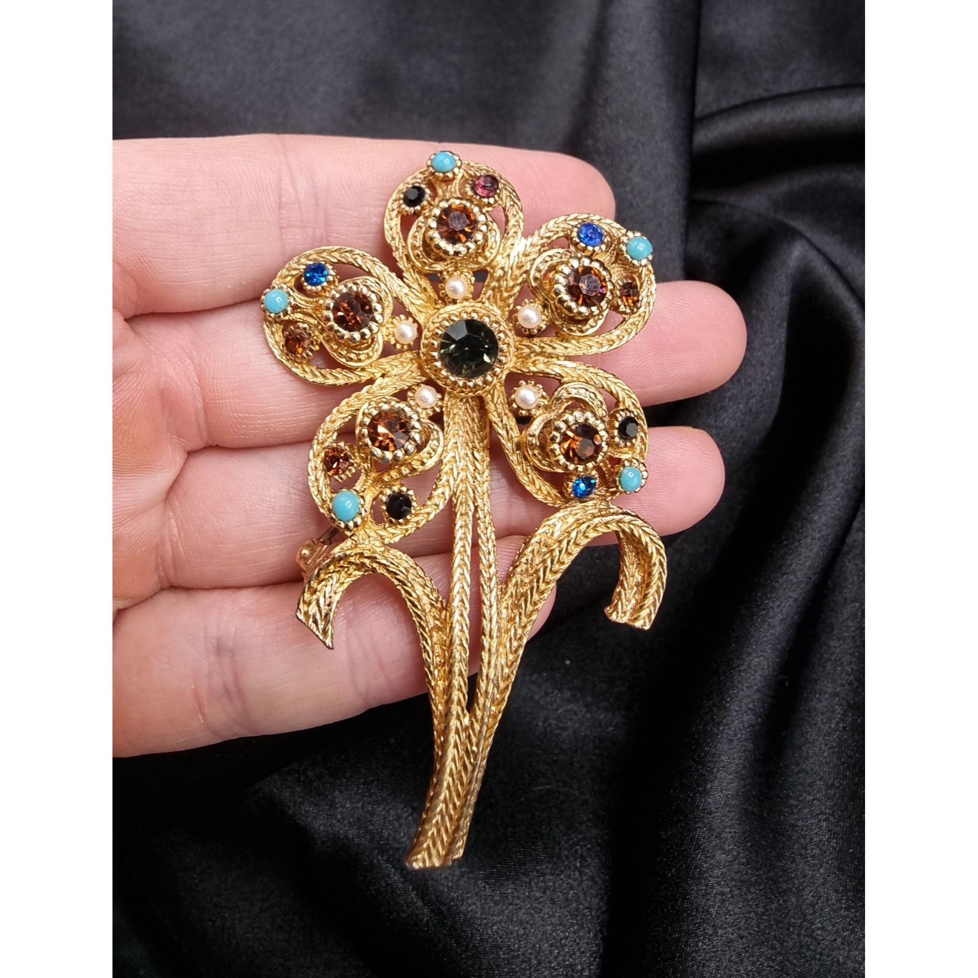 Vintage Vintage 1950s-1960s Sphinx Gold Tone Flower Brooch Size ONE SIZE - 4 Thumbnail