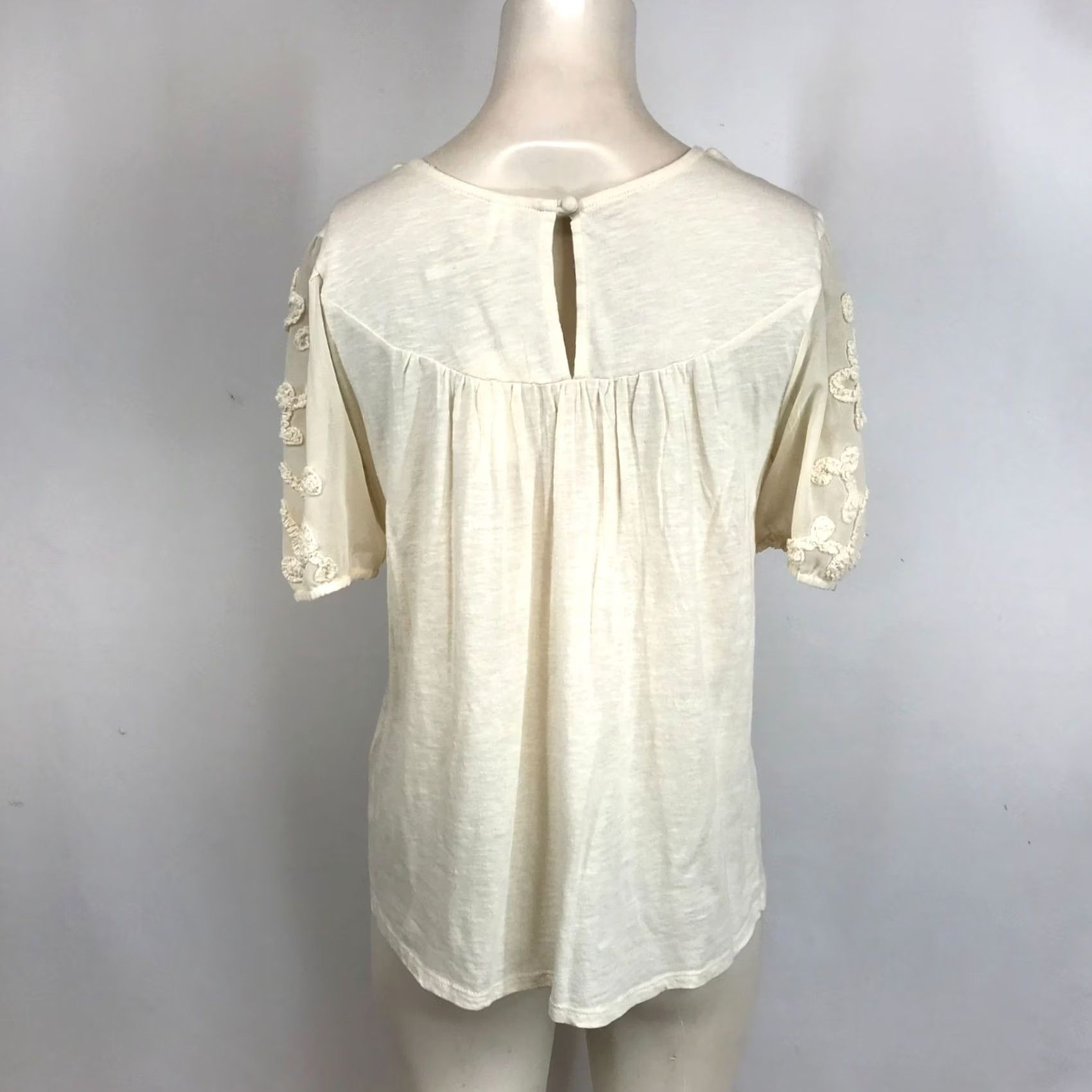 Anthropologie ANTHROPOLOGIE WOMEN'S S SMALL CREAM SHORT SLEEVE APPLIQUE COTTON TOP SHIRT Size S / US 4 / IT 40 - 5 Thumbnail