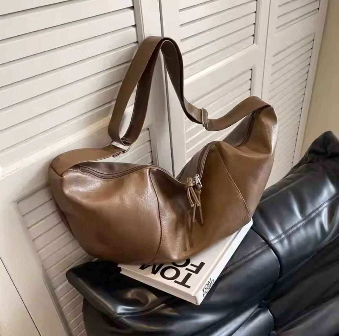 Japanese Brand Y2K Versatile Leather Messenger Bags Size ONE SIZE - 5 Thumbnail