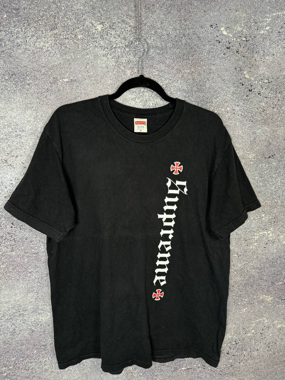 Independent Truck Co. × Supreme T-Shirt FW17 Supreme x Independent Old English Nera Taglia Size US M / EU 48-50 / 2 - 3 Thumbnail