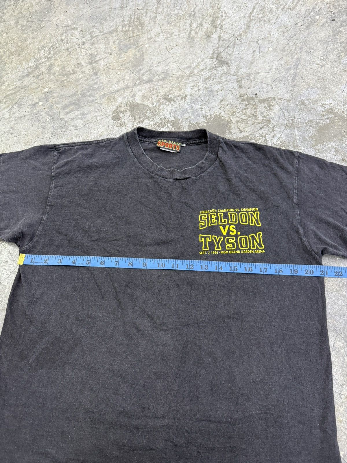 Vintage Vintage Mike Tyson T-Shirt MGM Grand 90s (RARE, Original) Size US L / EU 52-54 / 3 - 9 Thumbnail