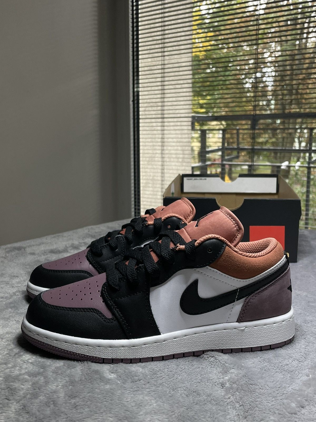 Nike AIR JORDAN 1 LOW SE (GS) Size US 5.5 / IT 35.5 - 2 Thumbnail