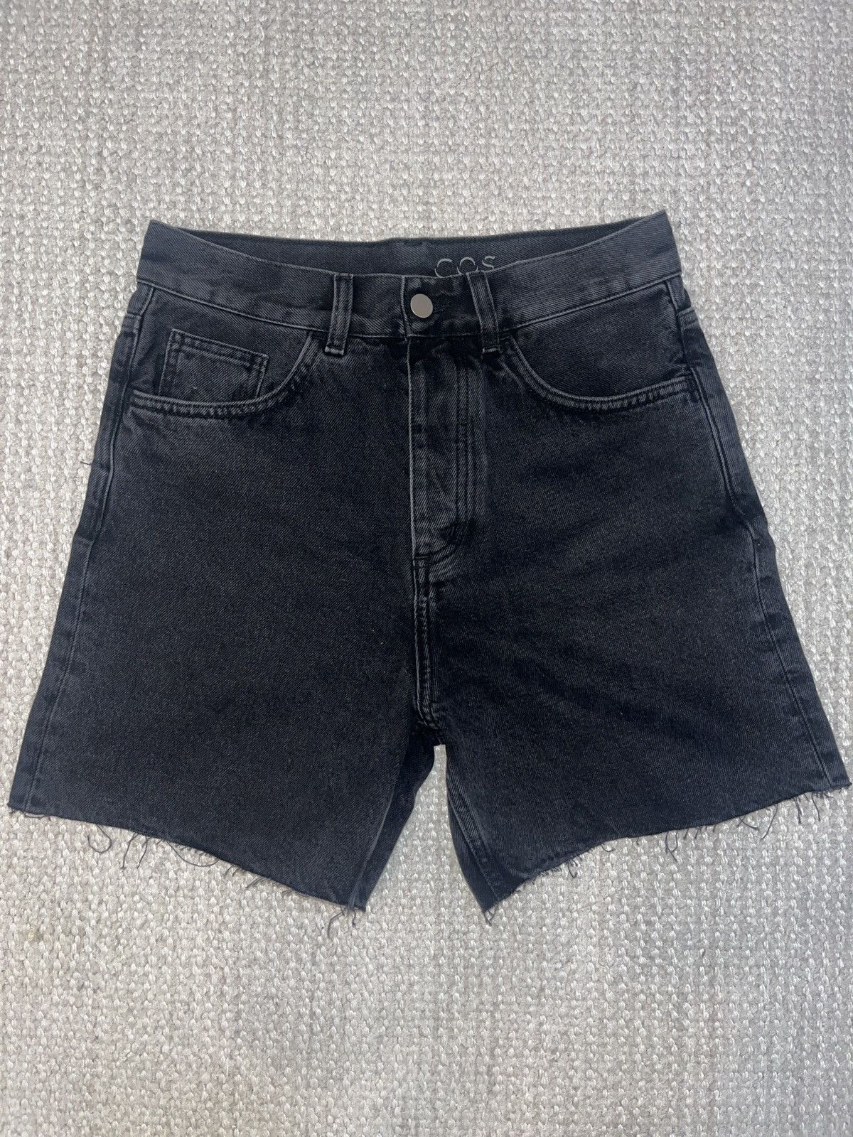 Cos COS / RELAXED-FIT DENIM SHORTS / Dark Gray Size US 27 - 1 Thumbnail