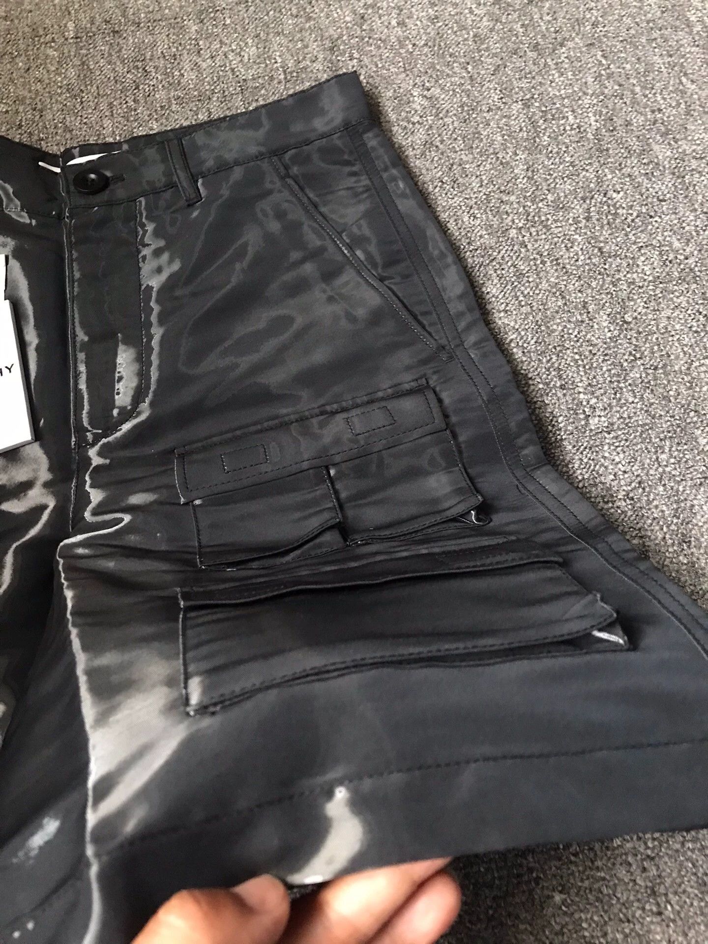 Givenchy Givenchy Coated Light-Reactive Multi-Pocket Work Shorts 44 Size US 28 / EU 44 - 3 Thumbnail
