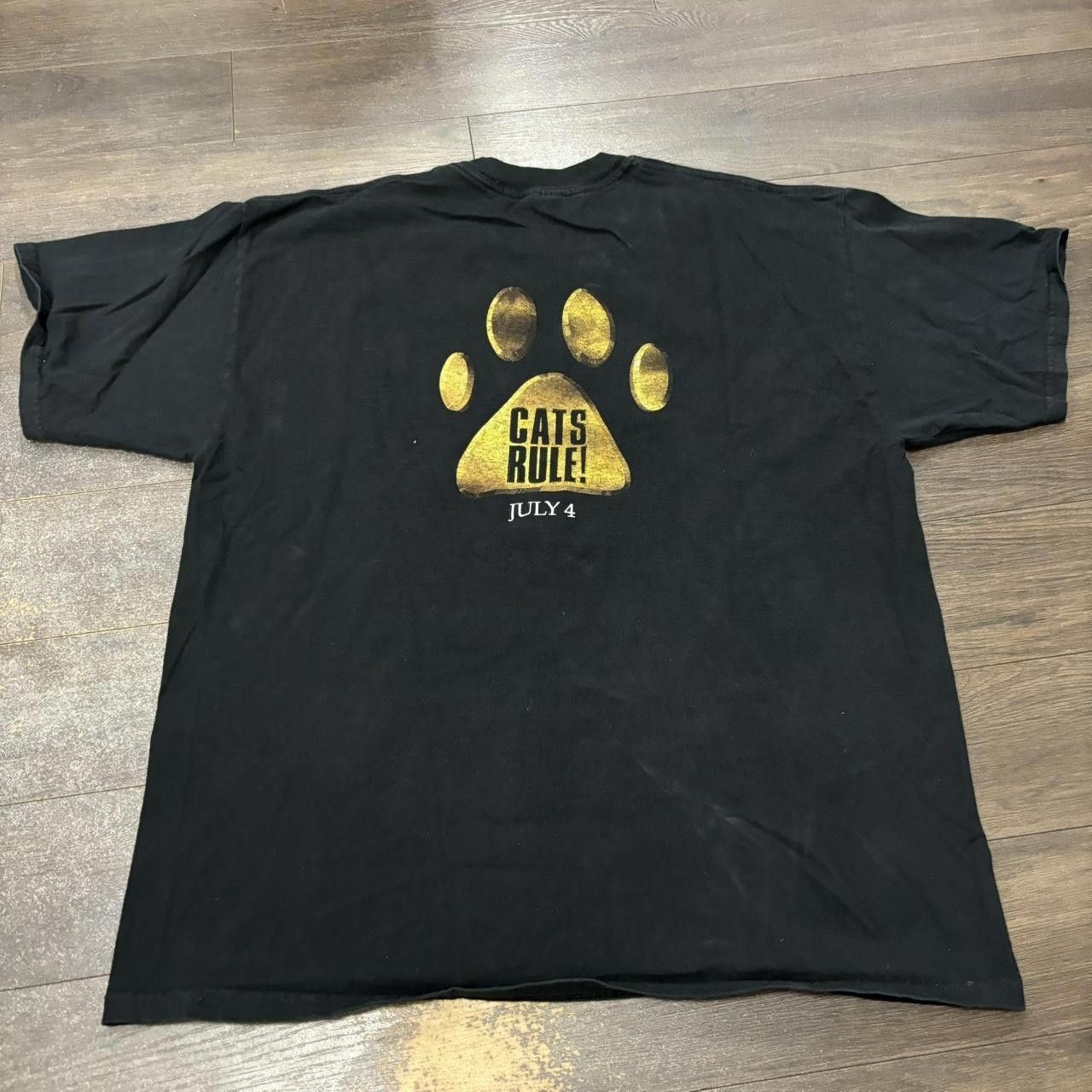 Designer vintage Cats & dogs movie promo who will you root for tshirt Size US XL / EU 56 / 4 - 5 Thumbnail
