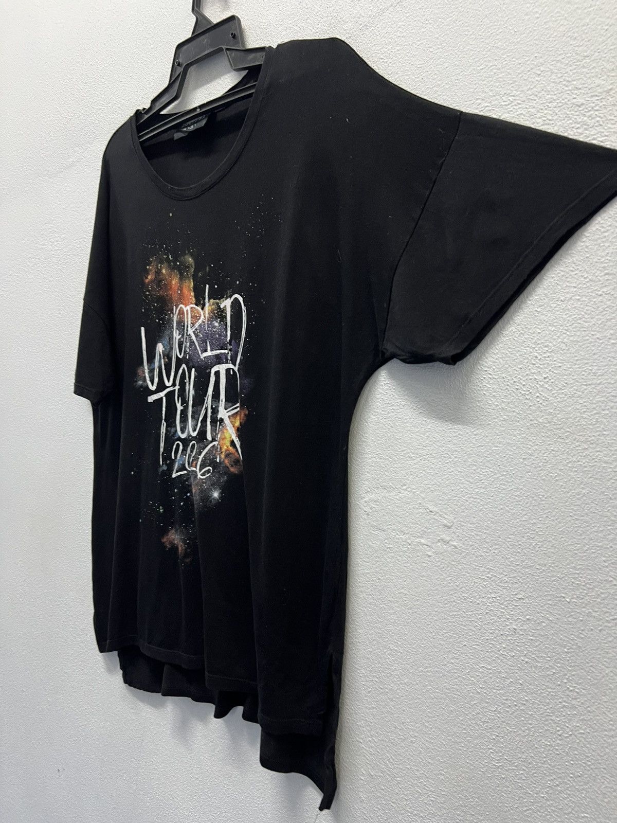 Band Tees DECJUBA WORLD TOUR 2026 SHIRT Size US M / EU 48-50 / 2 - 4 Thumbnail