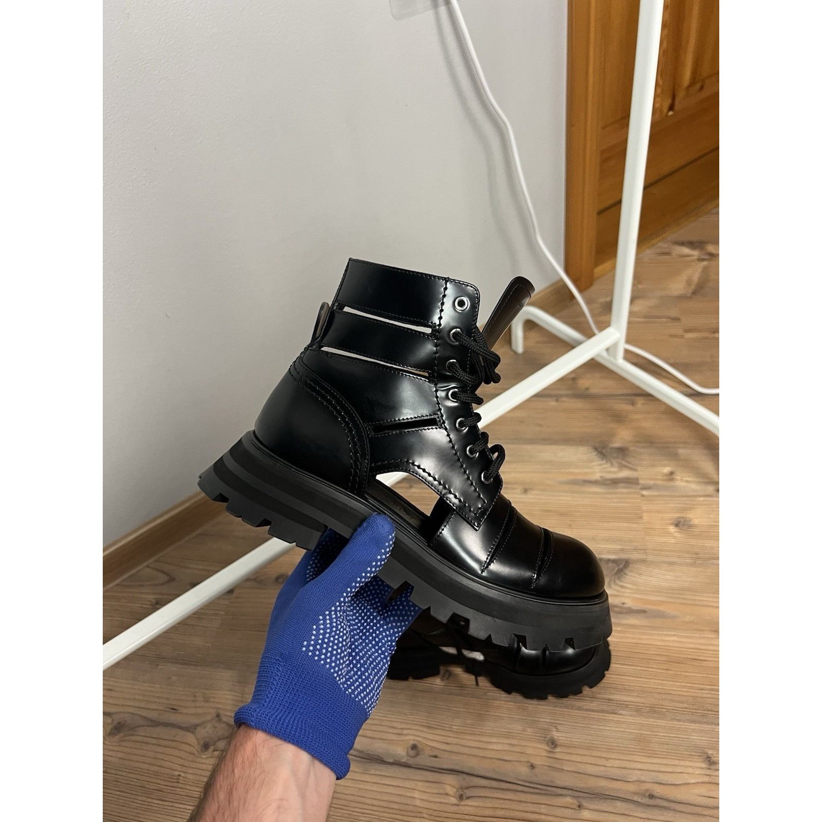 Alexander McQueen NWOT Alexander Mcqueen Women`s Wander Cut-Out Black Leather Size US 7 / IT 37 - 5 Thumbnail