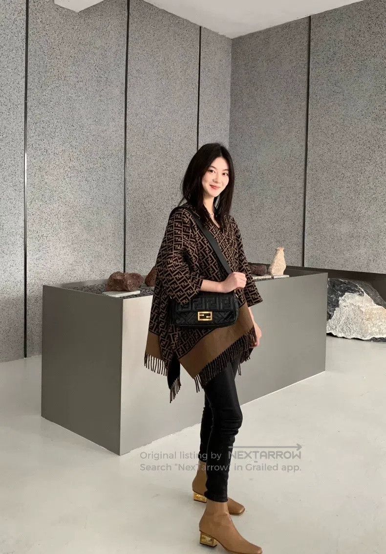 Fendi Fendi size 135*135 cm Double F Monogrammed Knit Shawl with Size M / US 6-8 / IT 42-44 - 8 Thumbnail
