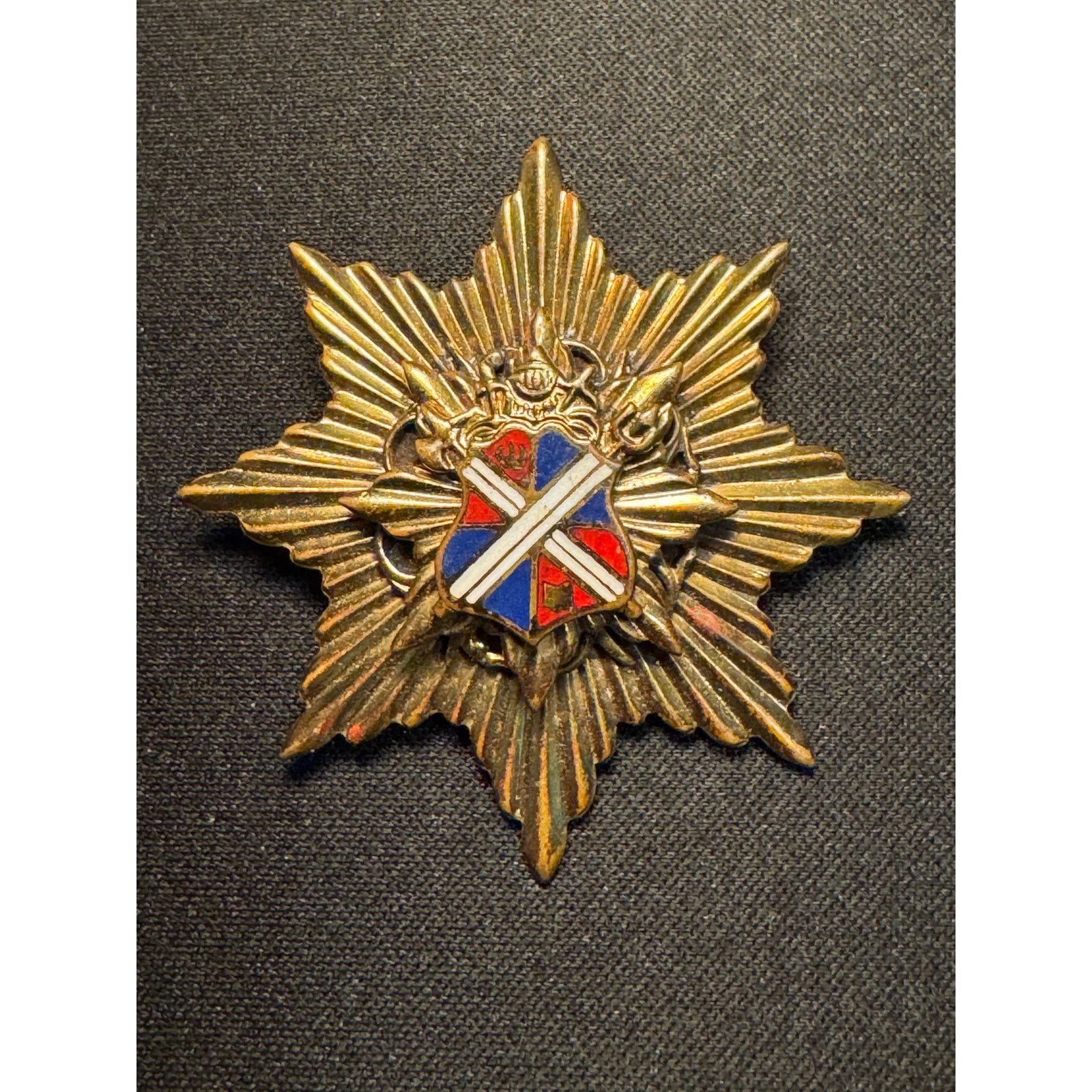 Other Vintage Family Crest Brooch Starburst Gold Tone Coat of Arms Size ONE SIZE - 1 Thumbnail