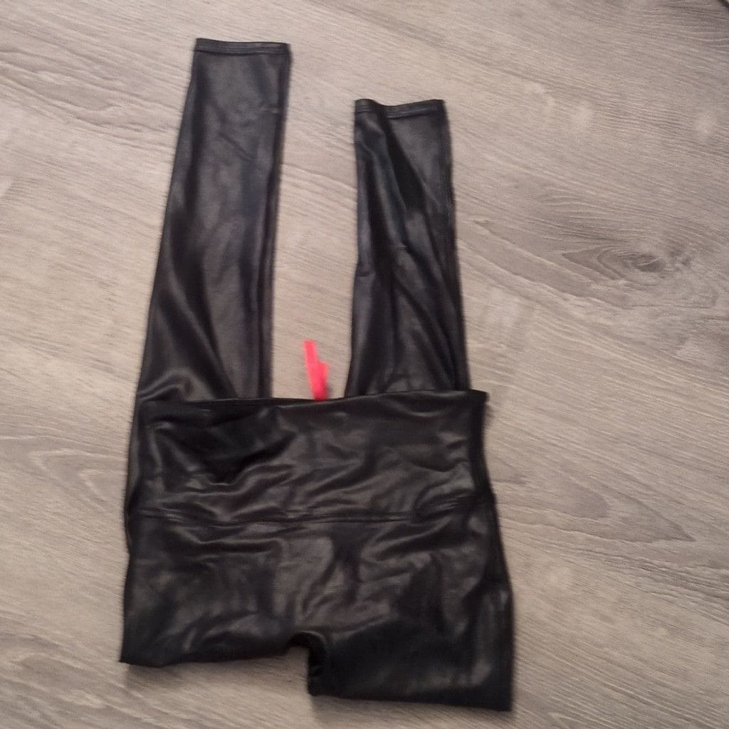 Spanx Spanx faux leather black leggings size medium petite Size 25" / US 0 / IT 36 - 5 Thumbnail