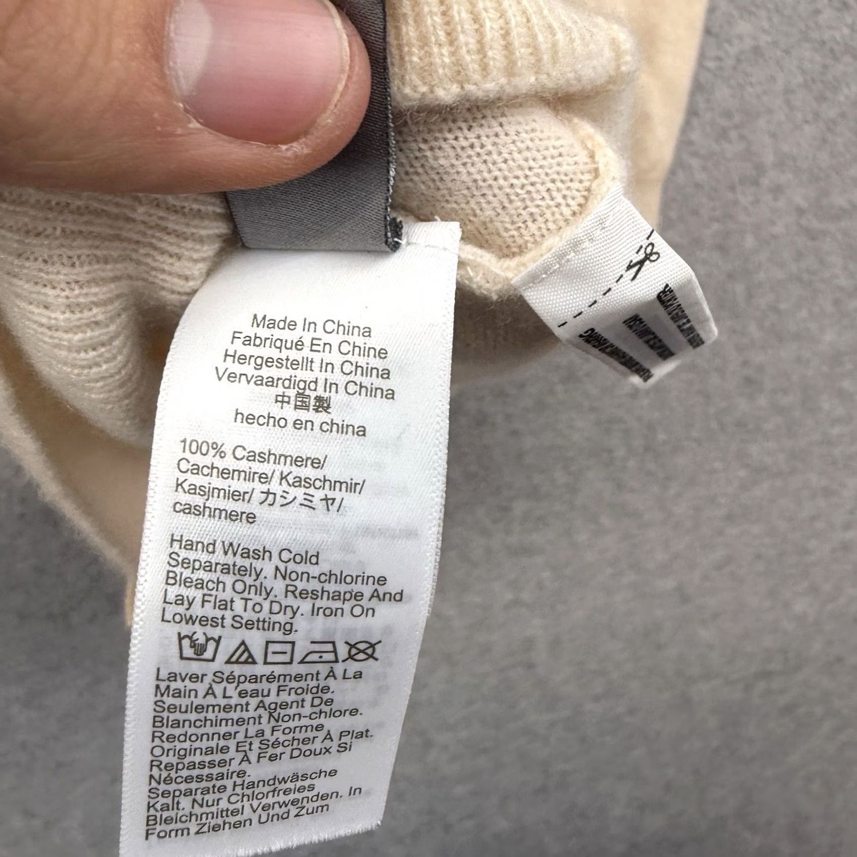 Vintage J Crew Cardigan Women XS Beig e 100% Cashmere V-Neck Button Long Sleeve Regular Size Size XS / US 0-2 / IT 36-38 - 7 Thumbnail