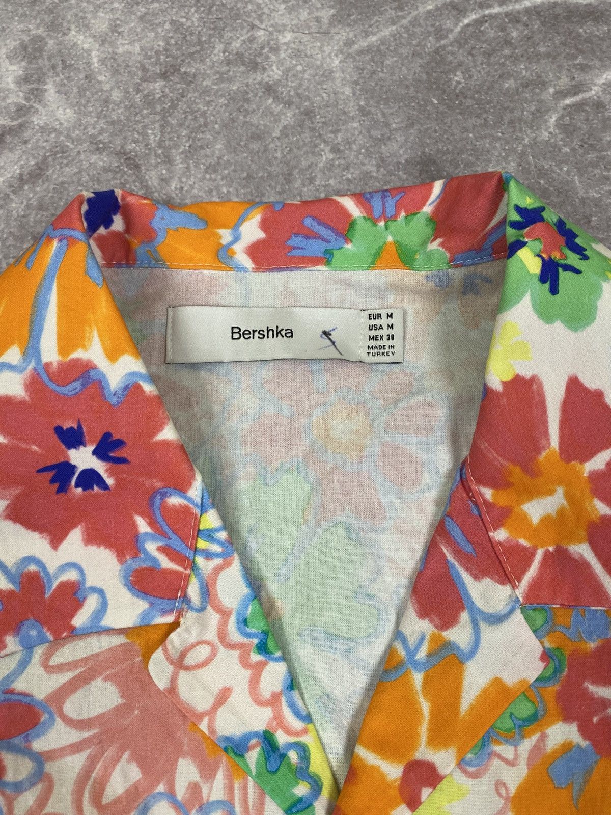 Bershka Bershka Hawaiian Shirt Flowers Art Multicolour Print Size: M Size US M / EU 48-50 / 2 - 4 Thumbnail