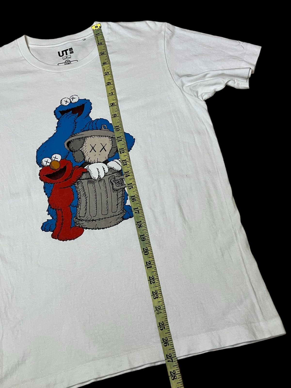 Kaws × Uniqlo GRAIL🔥UNIQLO x KAWS x SESAME STREET COLLABORATION T SHIRT Size US M / EU 48-50 / 2 - 7 Thumbnail