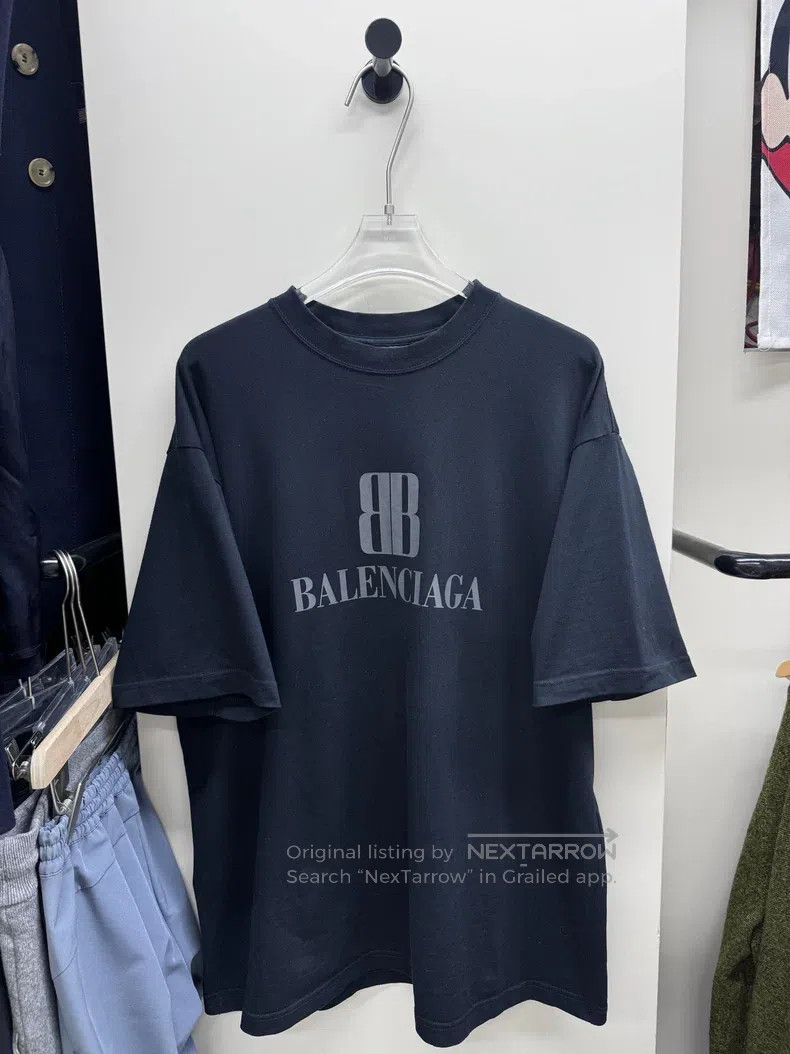 Balenciaga Balenciaga Lock扣 Logo Round Neck Short Sleeve Size US L / EU 52-54 / 3 - 1 Thumbnail