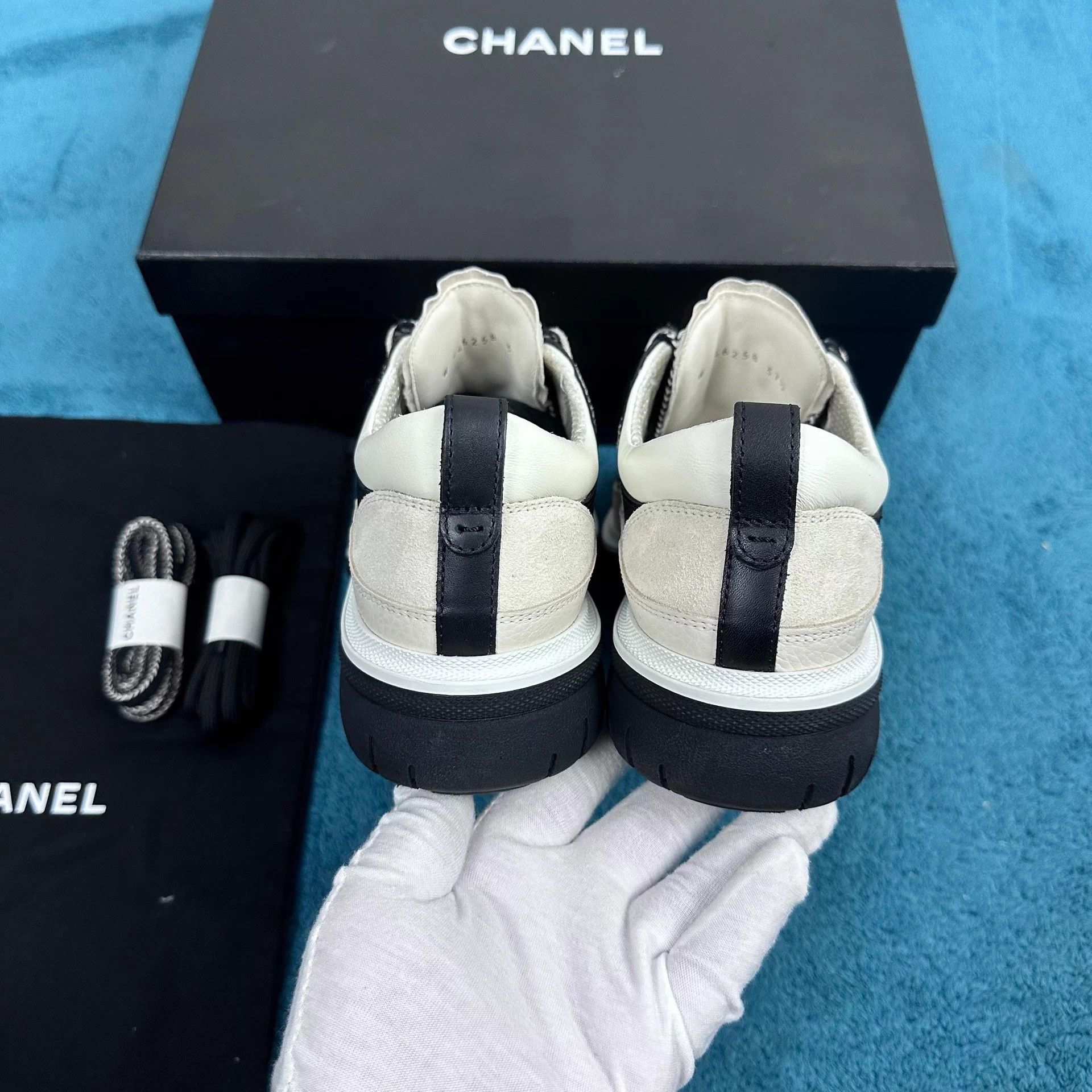 Chanel Chanel 25C Suede Low-Top White Sneakers Size 37.5 Size US 6.5 / IT 36.5 - 4 Thumbnail