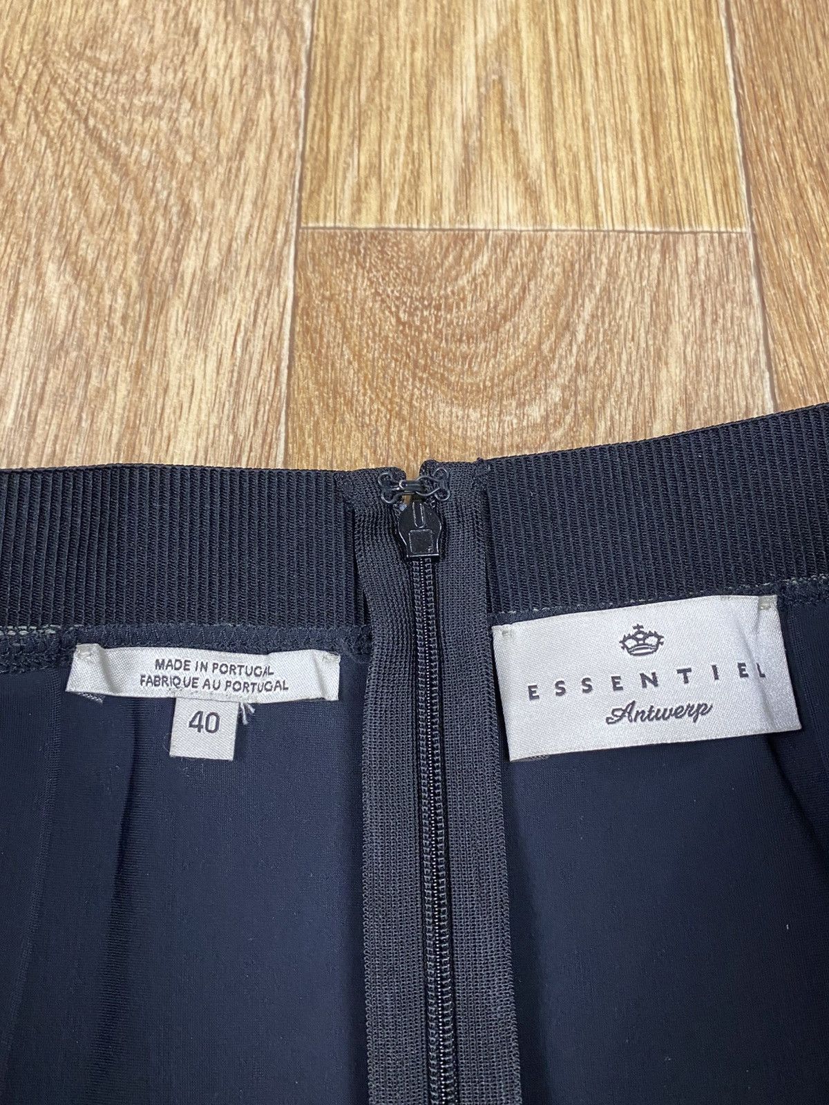 Essentiel Antwerp Essentiel Antwerp Flower Print Neoprene Skirt Size 27" / US 4 / IT 40 - 2 Thumbnail