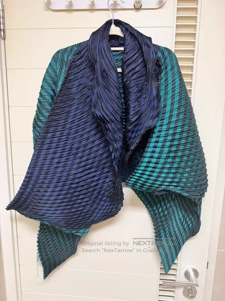 Issey Miyake Issey Miyake size:one size Main Line Fish Scale Shawl Size ONE SIZE - 1 Thumbnail