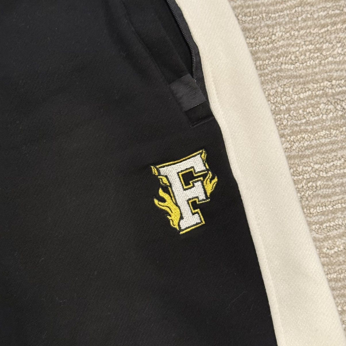 Fenty × Puma Rihanna FENTY x Puma Black Varsity F Logo Sweatpants Size XS Size 26" / US 2 / IT 38 - 2 Thumbnail