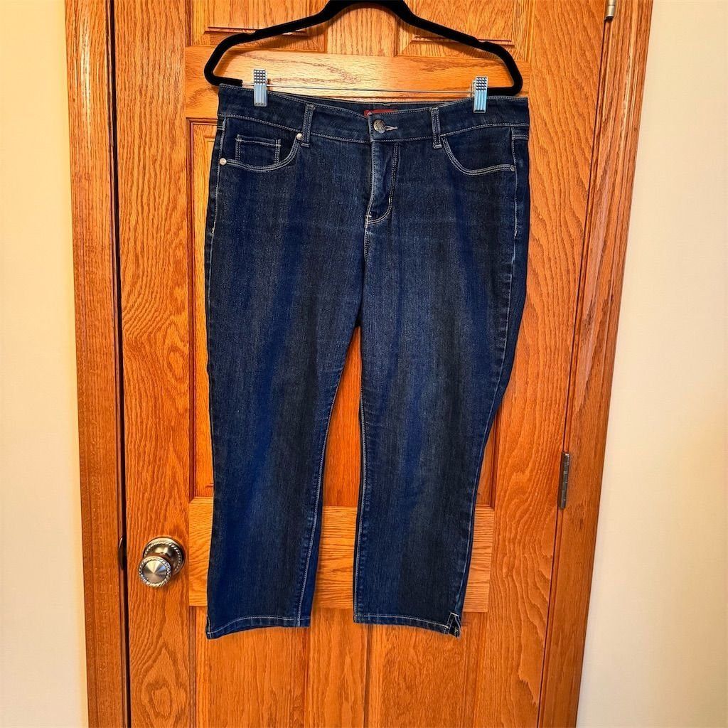 Other Dressbarn Women's Size 12 Dark Wash Straight Capri Jea Size 34" / US 12 / IT 48 - 1 Thumbnail