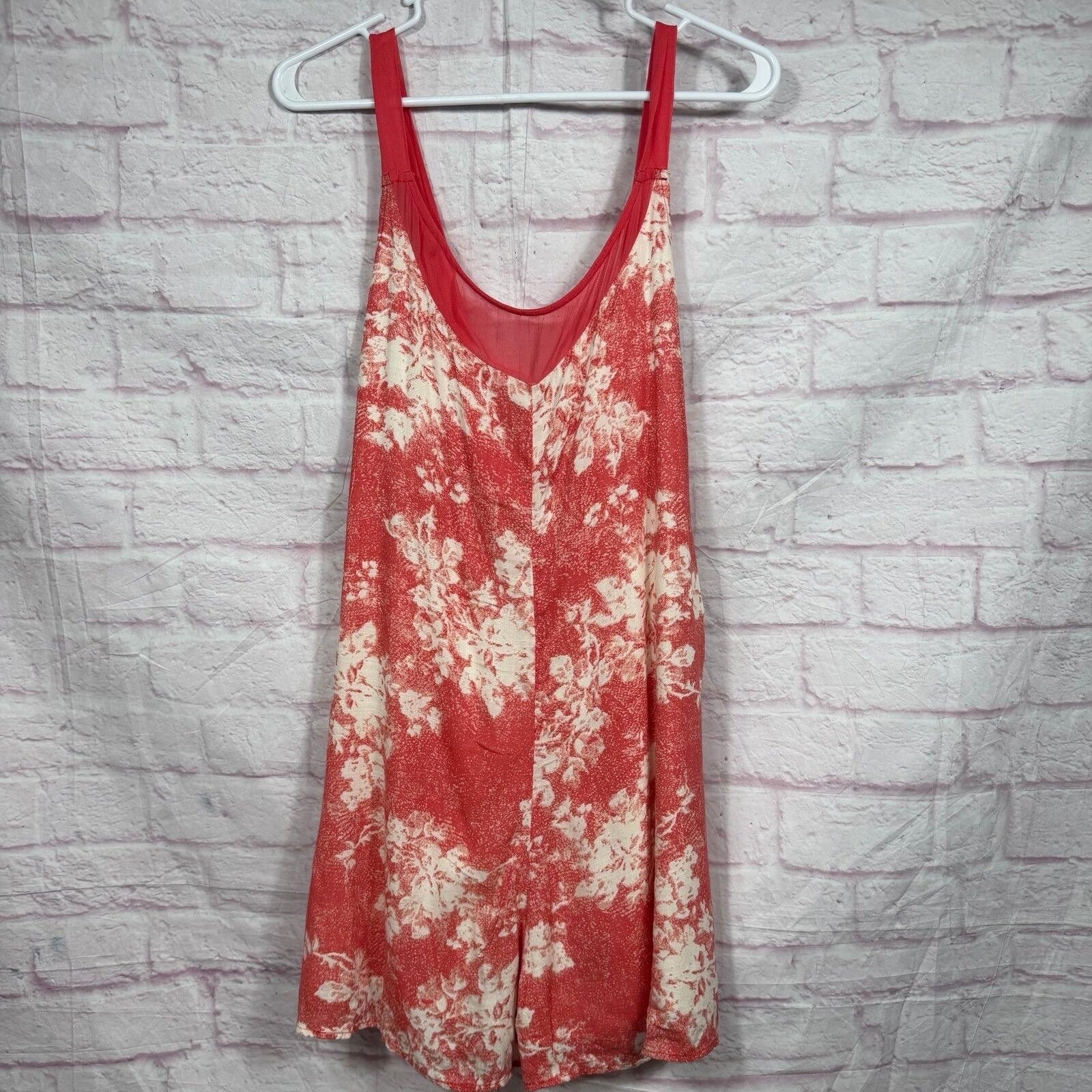 Free People Free People Red and Cream Floral Romper Size Small Size 28" / US 6 / IT 42 - 1 Thumbnail